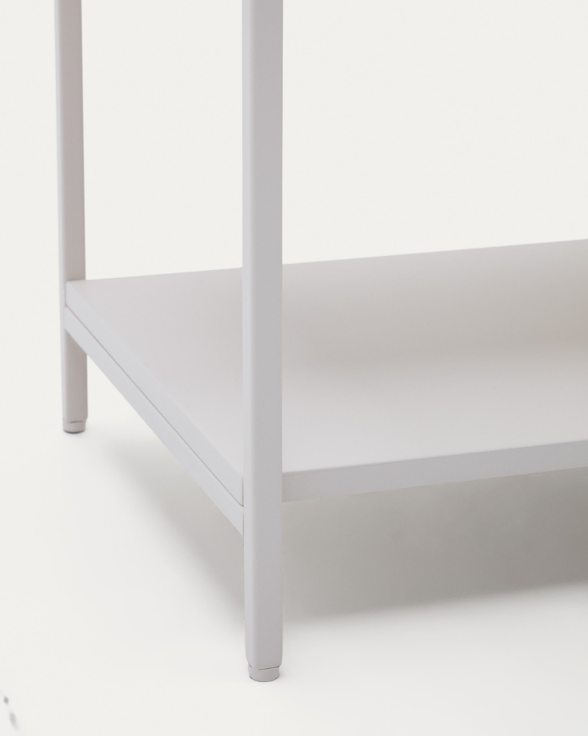 Das Vedrana Sideboard von Kave Home bietet eleganten Stauraum mit 3 Türen, hochwertiger MDF-Oberfläche und zeitloser, weißer Lackierung.