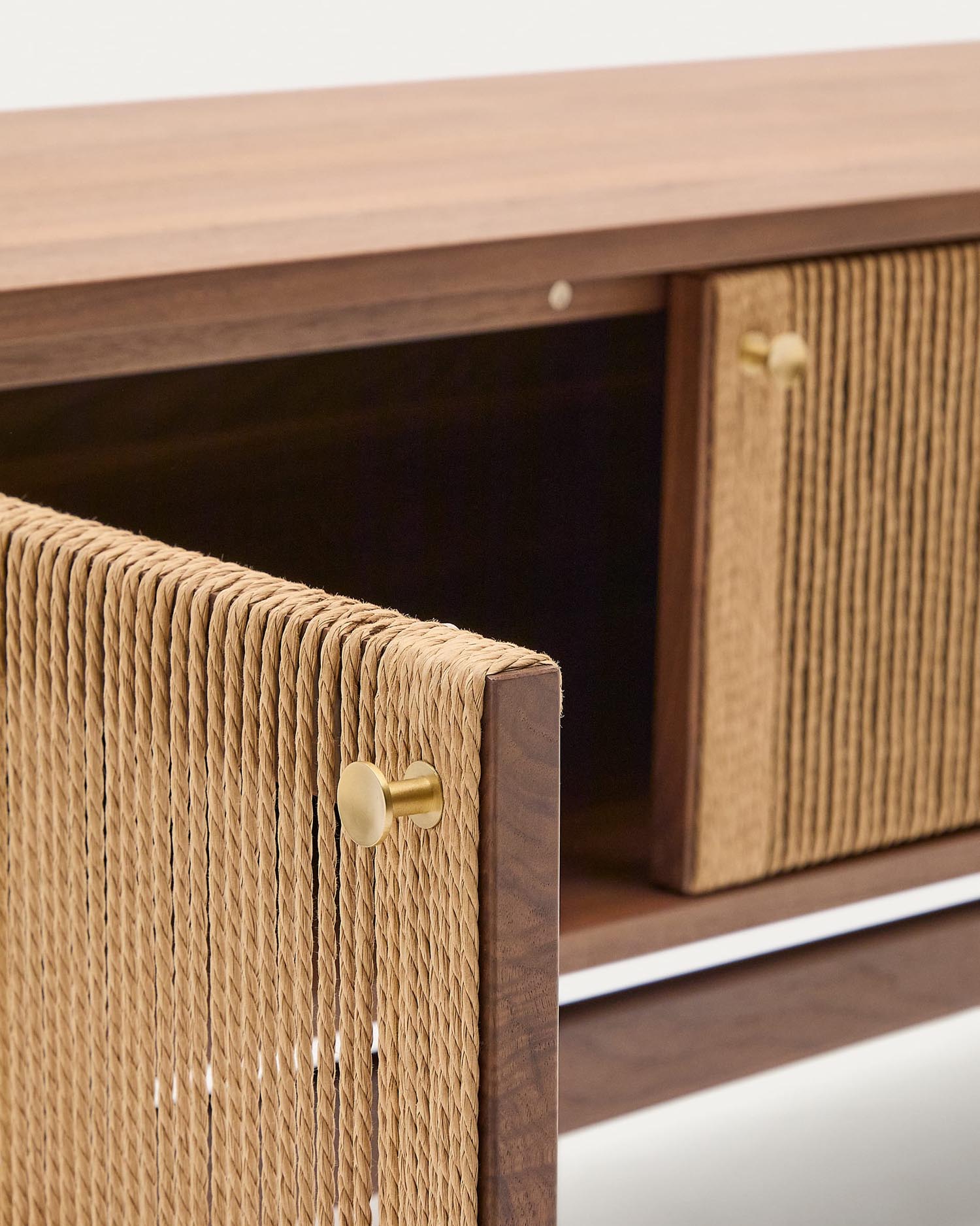 Stilvolles TV-Möbel Elan von Kave Home: 3 Türen, hochwertiges Walnussholz, 200 x 50 cm, einzigartiges Design, perfekt für modernes Wohnen.