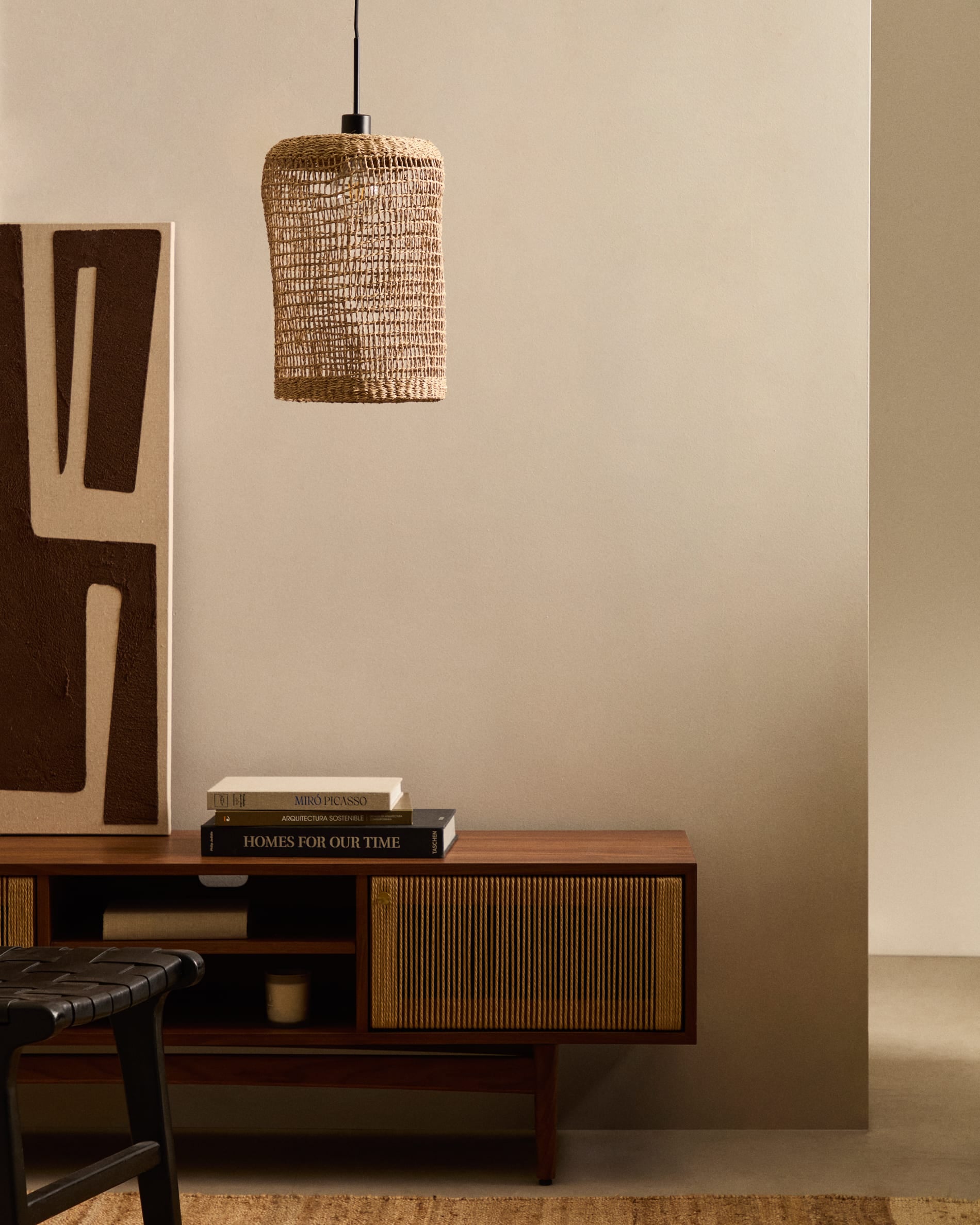 Elegantes TV-Möbel Elan aus Walnussholz, 3 Türen, FSC-zertifiziert, 200x50 cm, nachhaltig und hochwertig von Kave Home.