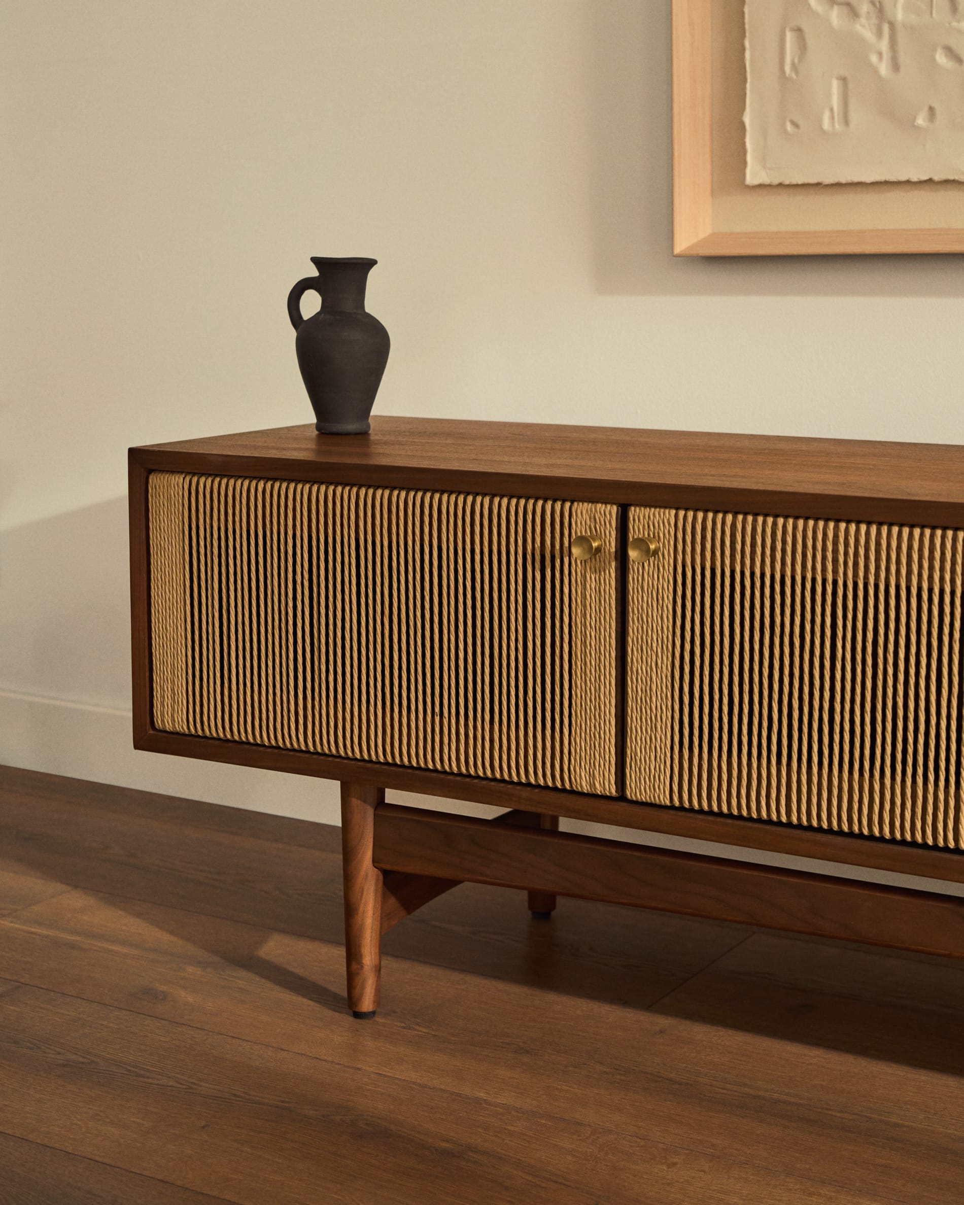 Elegantes TV-Möbel Elan aus Walnussholz mit 3 Türen, FSC-zertifiziert, 200x50 cm, nachhaltig und modern von Kave Home.