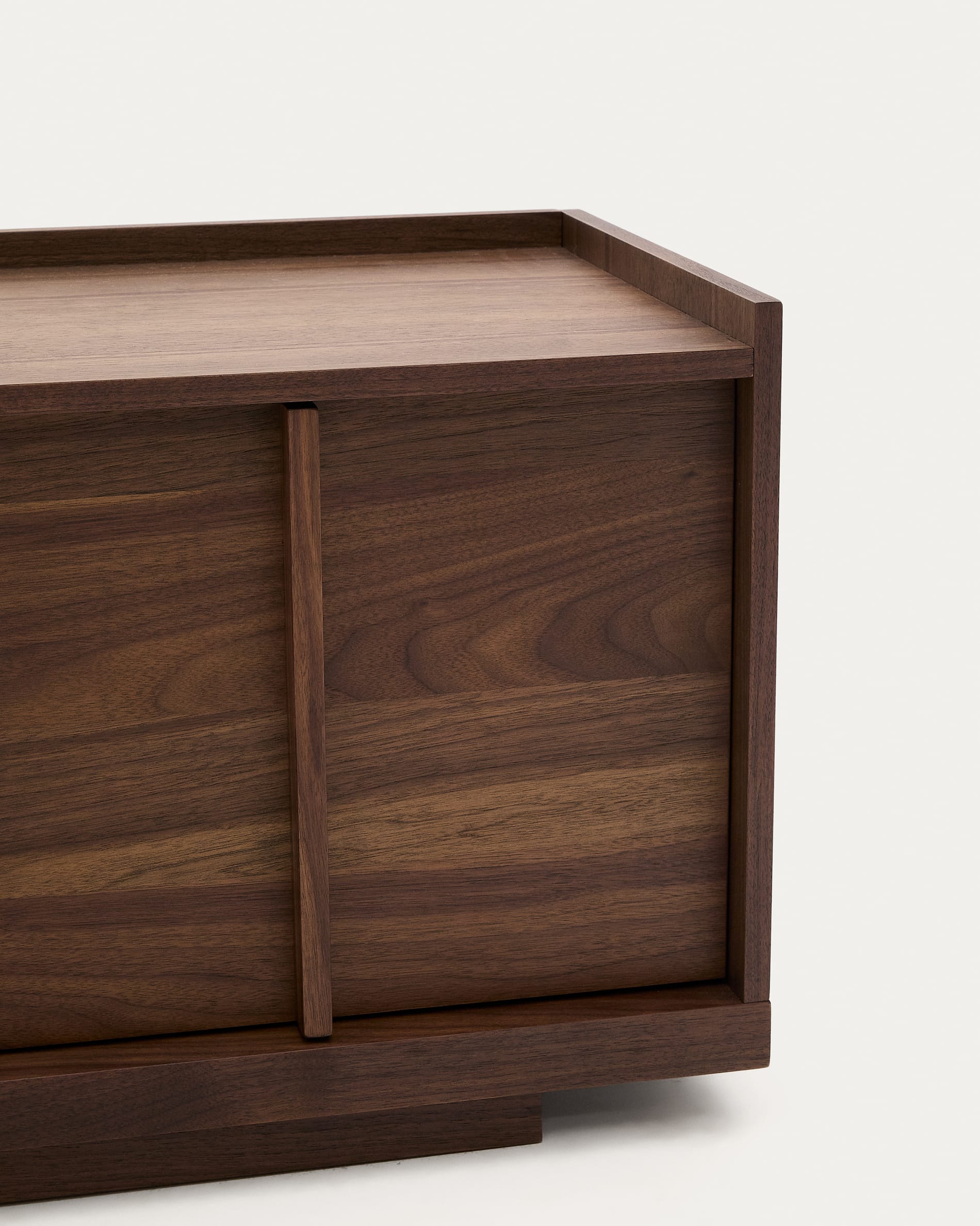 Stilvolles TV-Möbel Onix aus dunklem Walnussfurnier, 200 x 45 cm. Perfekte Kombination aus Eleganz, Funktionalität und Nachhaltigkeit.