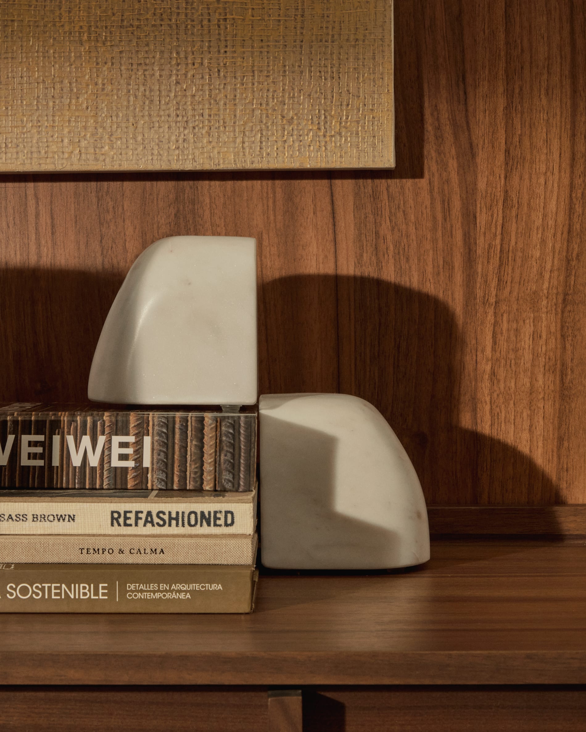 Elegantes TV-Möbel Onix aus FSC-zertifiziertem Walnussfurnier, 200 x 45 cm. Ideal für stilvolle Wohnräume und nachhaltige Einrichtung.