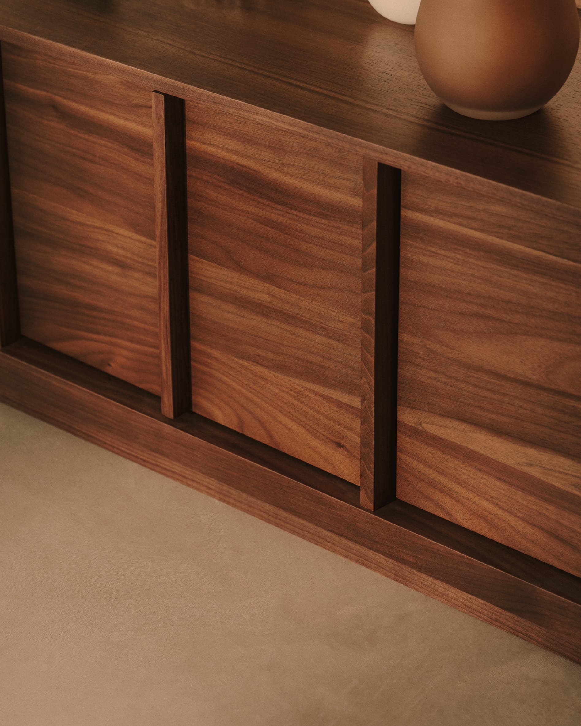 TV-Möbel Onix, 200x45 cm, aus Walnussfurnier mit dunklem Finish, FSC-zertifiziert, modern und umweltfreundlich.