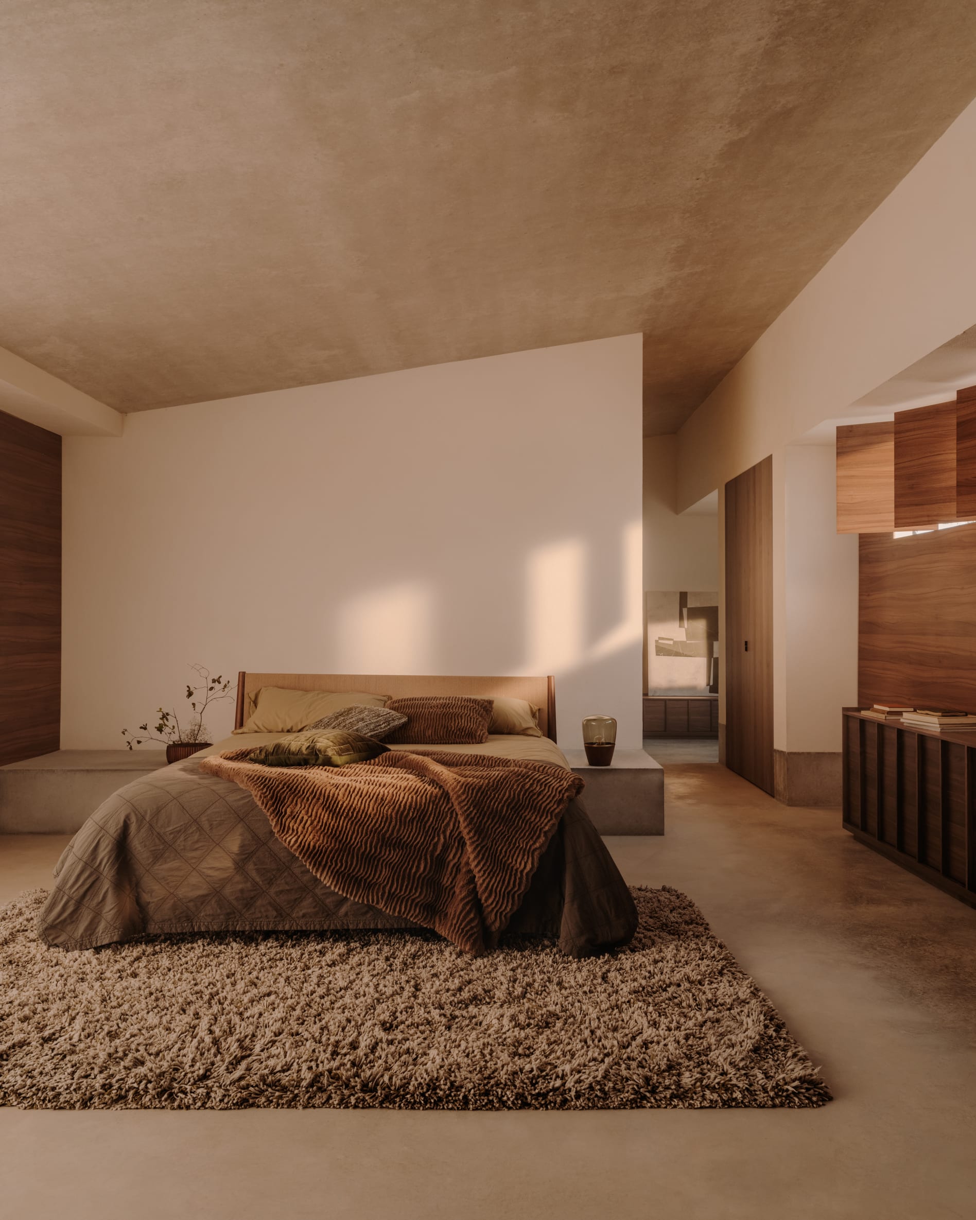 Elegantes TV-Möbel Onix, 200x45 cm, aus FSC-zertifiziertem Walnussfurnier mit dunklem Finish, ideal für stilvolle Wohnräume.