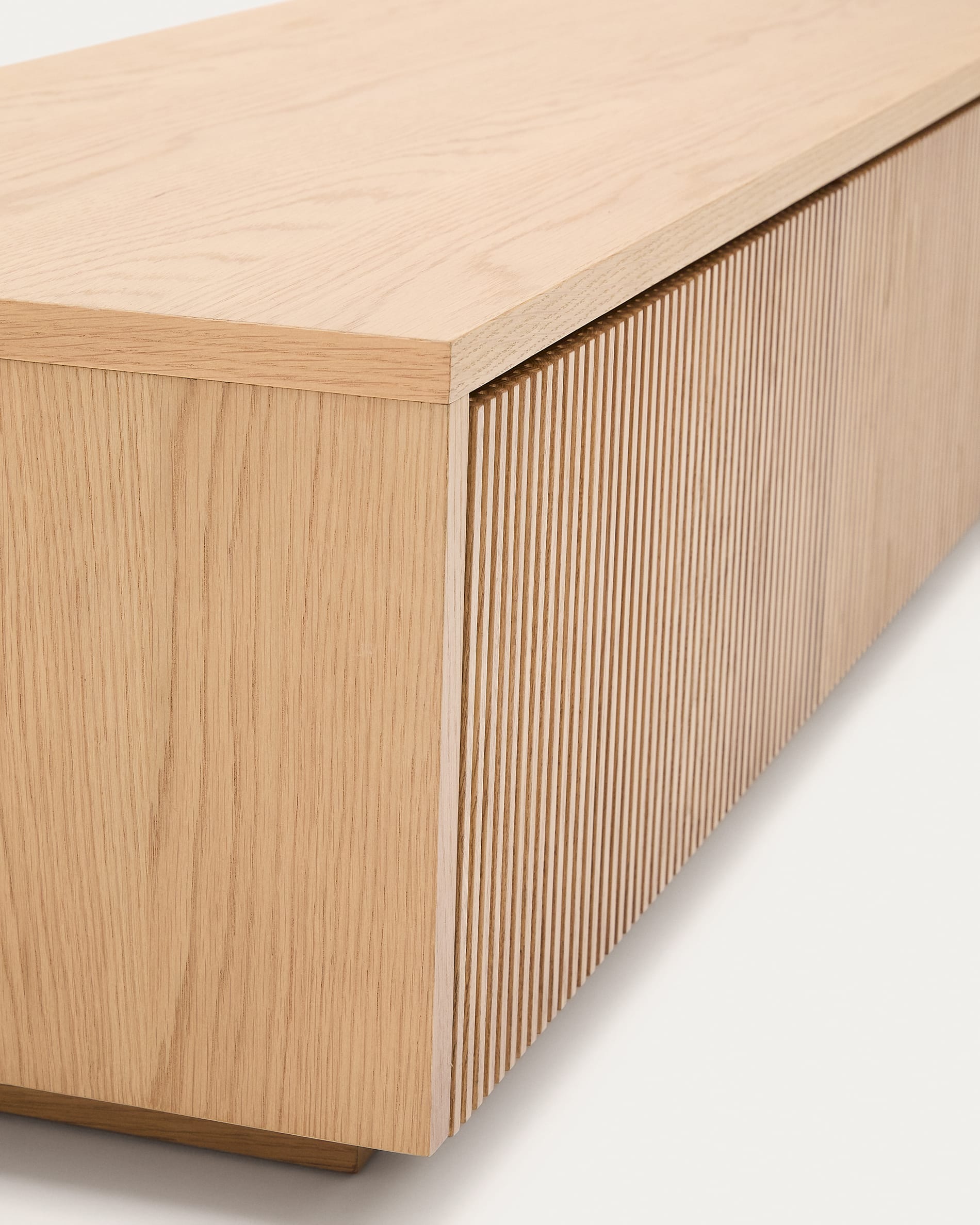 Entdecken Sie das elegante TV-Möbel Helvine von Kave Home: 200 x 40 cm, 4 praktische Schubladen, aus nachhaltigem FSC 100% Holz für Ihr modernes Wohnzimmer.