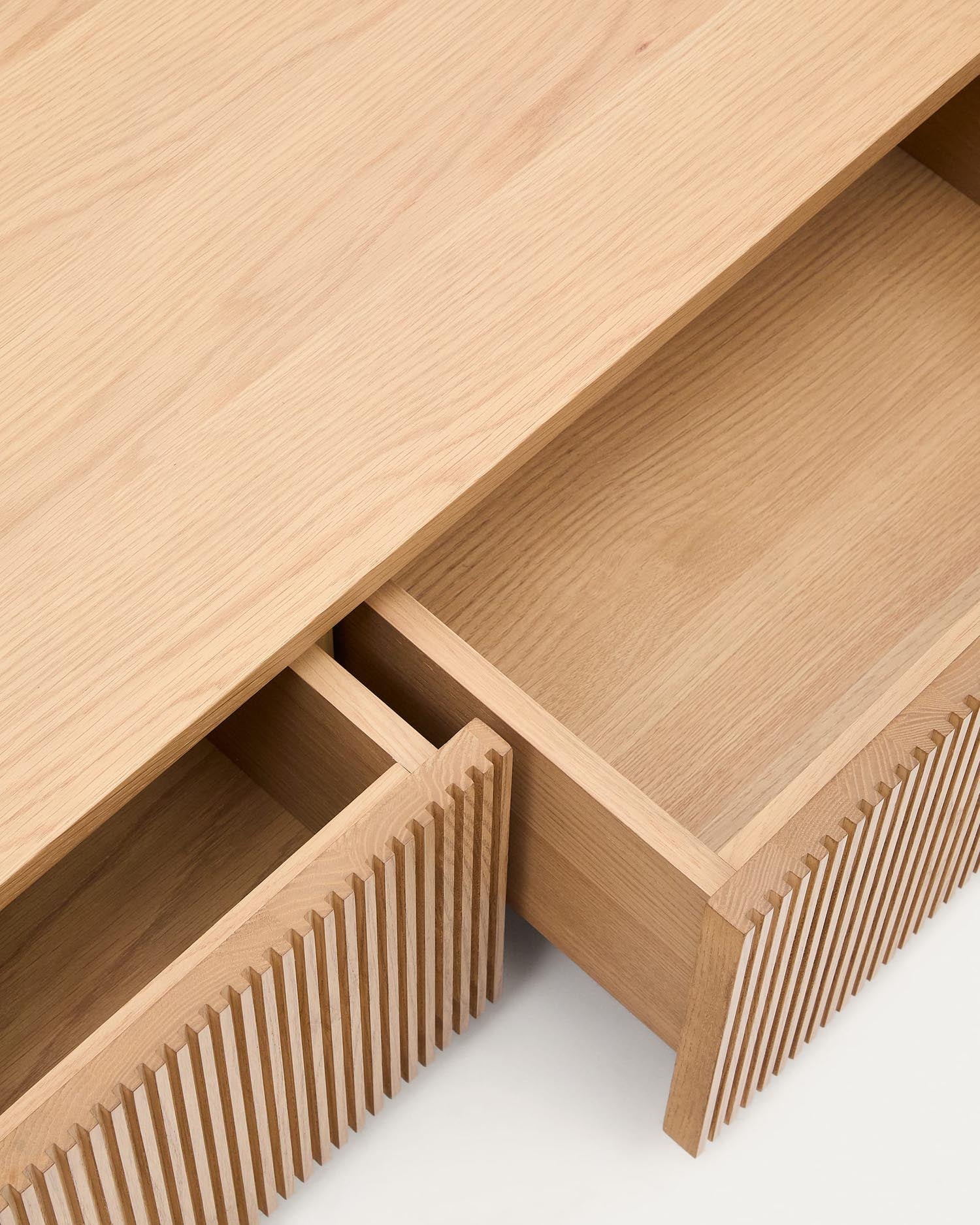 Erleben Sie das stilvolle TV-Möbel Helvine von Kave Home: 200 x 40 cm, 4 geräumige Schubladen, gefertigt aus hochwertigem FSC 100% Holz für nachhaltigen Komfort.