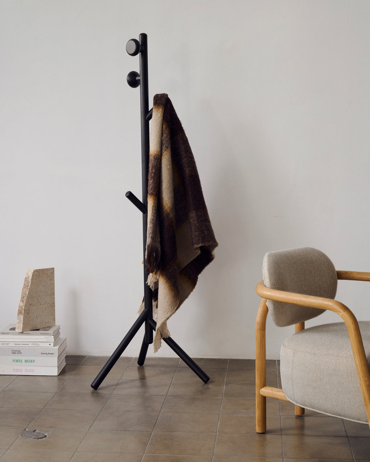 Nadue Kleiderständer aus massiver Buche mit schwarzem Finish 163 cm in Schwarz präsentiert im Onlineshop von KAQTU Design AG. Kleiderständer ist von Kave Home