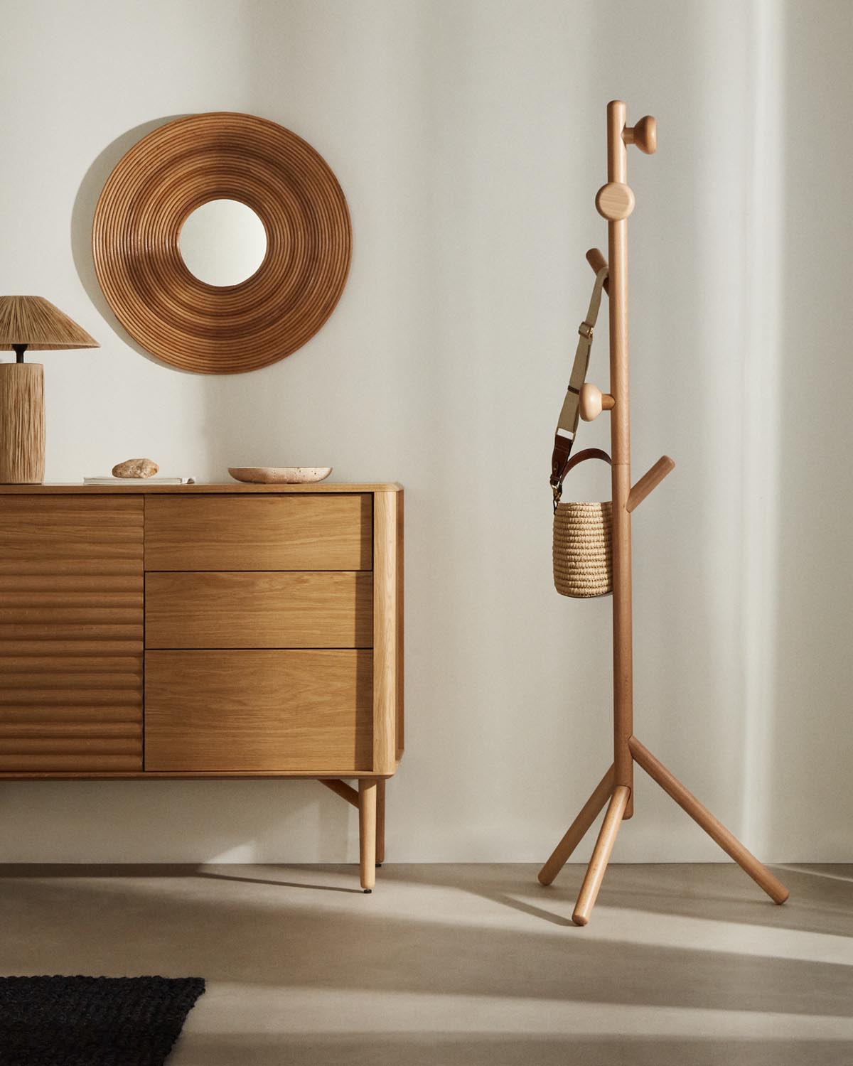 Eleganter Nadue Garderobenständer aus Buche, 170 cm, von Kave Home.