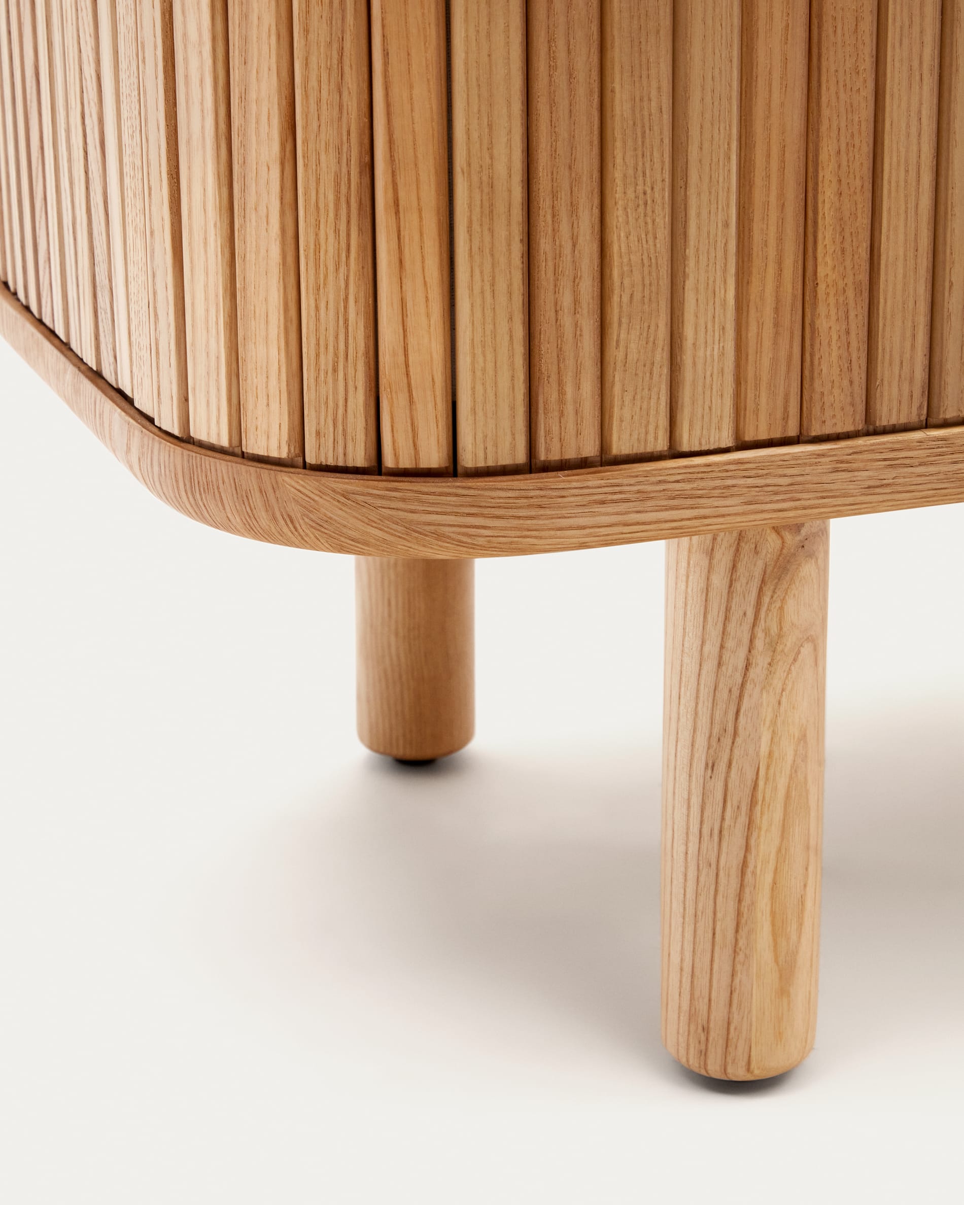 Elegantes Mailen Highboard mit 2 Schiebetüren aus Eschenfurnier, 110 x 160 cm, bietet praktischen Stauraum und zeitloses Design für Ihr Zuhause.