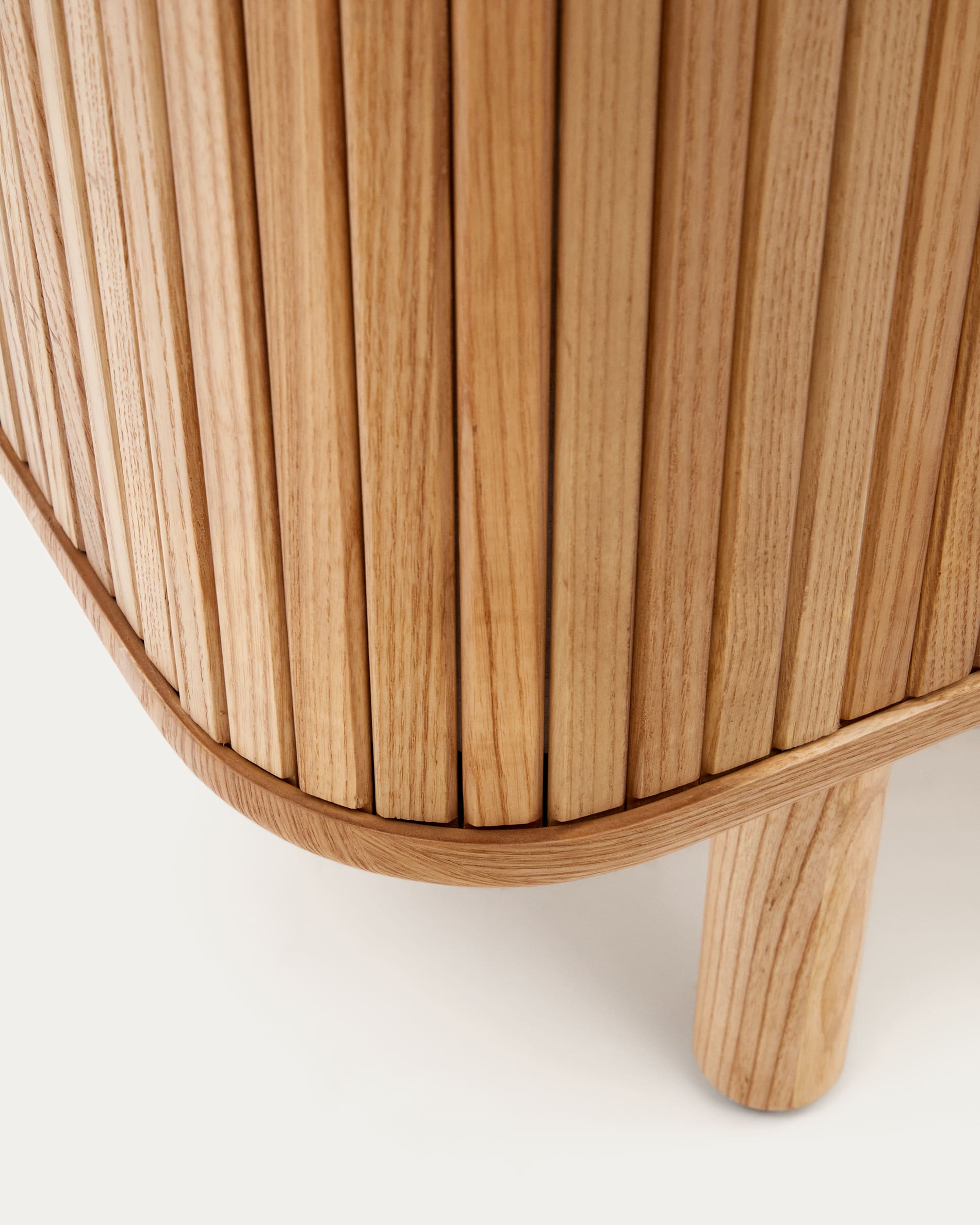 Stilvolles Mailen Highboard von Kave Home: 2 Türen aus Eschenfurnier, 110 x 160 cm, vereint elegantes Design mit praktischem Stauraum für jedes Zuhause.