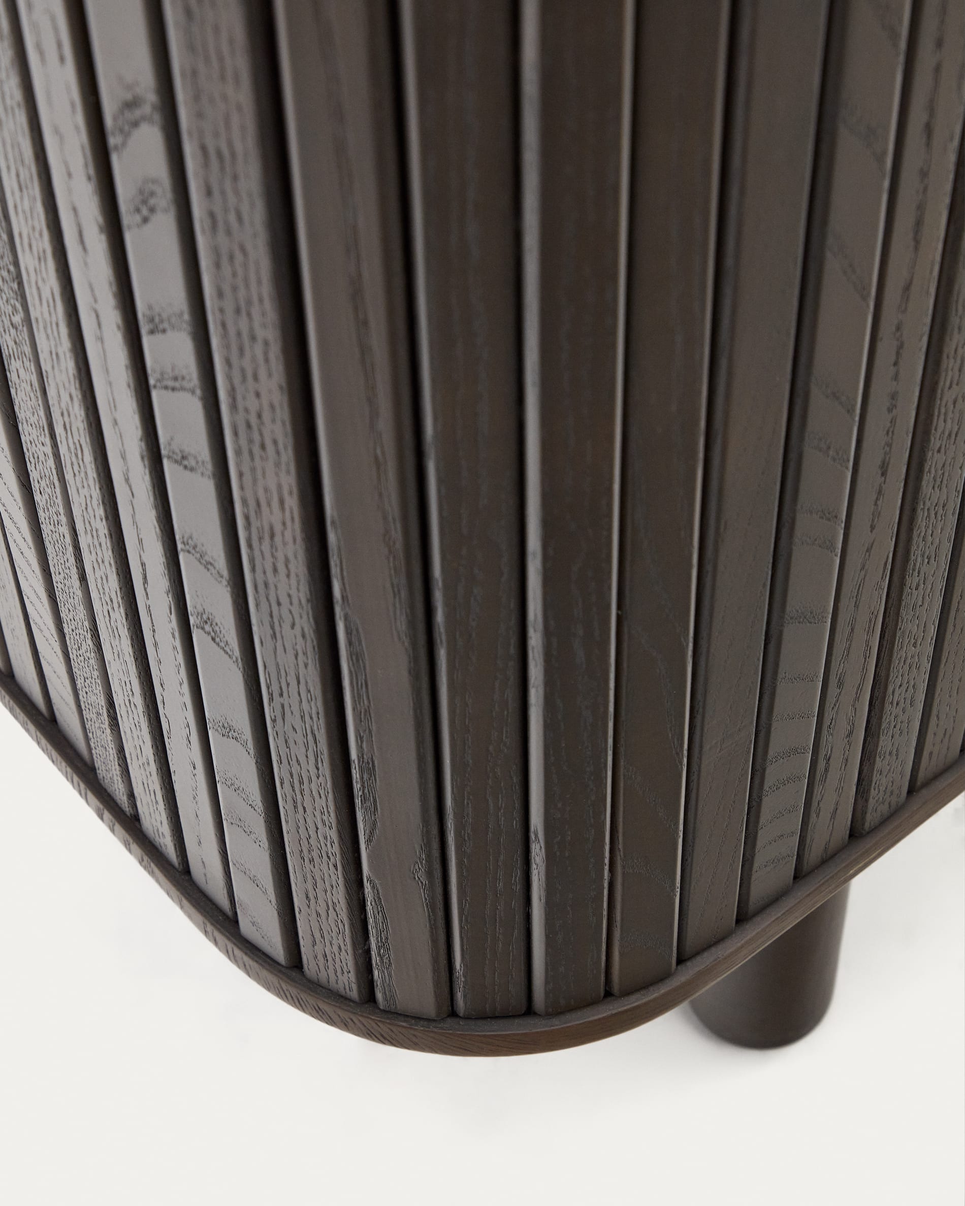 Stilvolles Mailen Highboard von Kave Home, 110 x 160 cm, mit 2 Türen aus hochwertigem Eschenfurnier und elegantem dunklen Finish – ideal für jeden Raum.