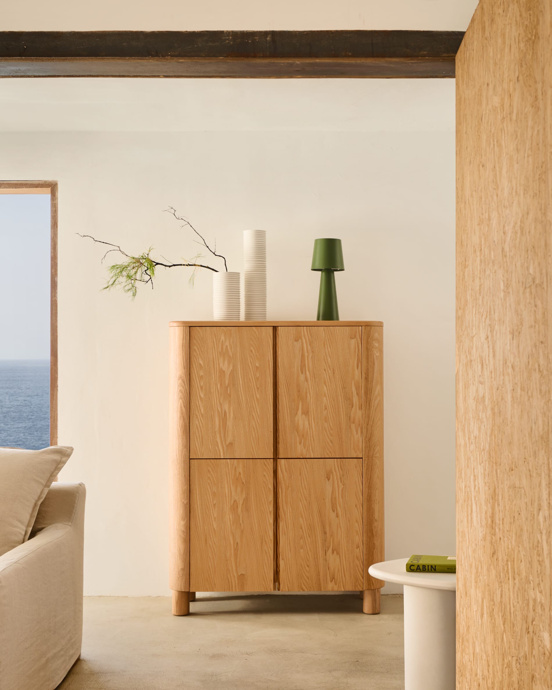 Stilvolles Highboard aus Eschenfurnier, 100x134 cm, von Kave Home. Perfekt für modernes Wohnen und vielseitige Aufbewahrung.