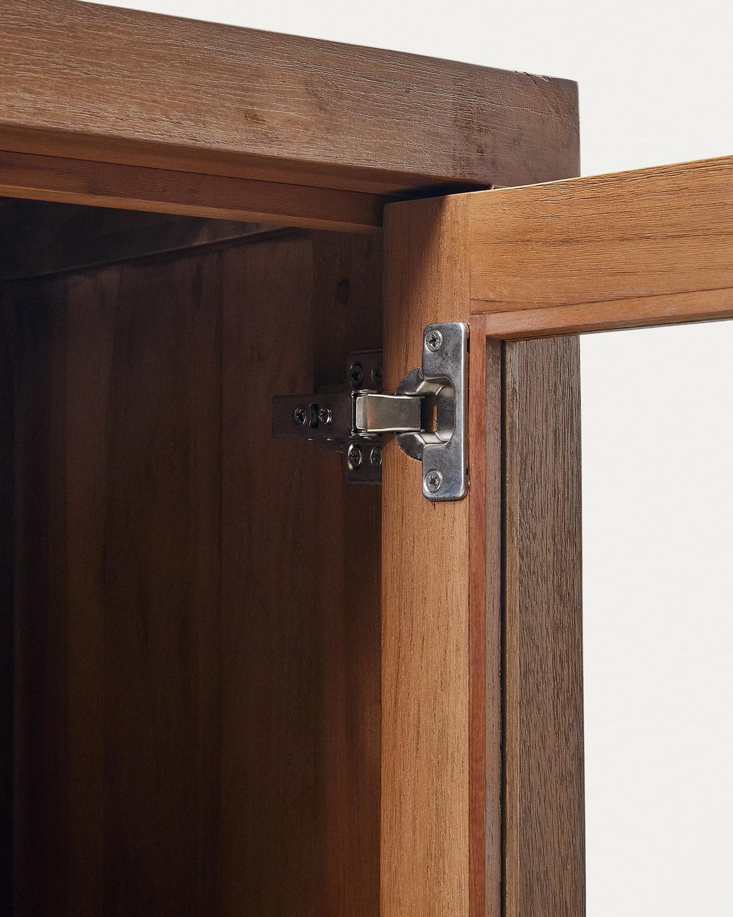 Die Sashi Vitrine von Kave Home aus robustem Teakholz (110 x 185 cm) kombiniert stilvolle Präsentation mit funktionalem Stauraum für Ihr Zuhause.