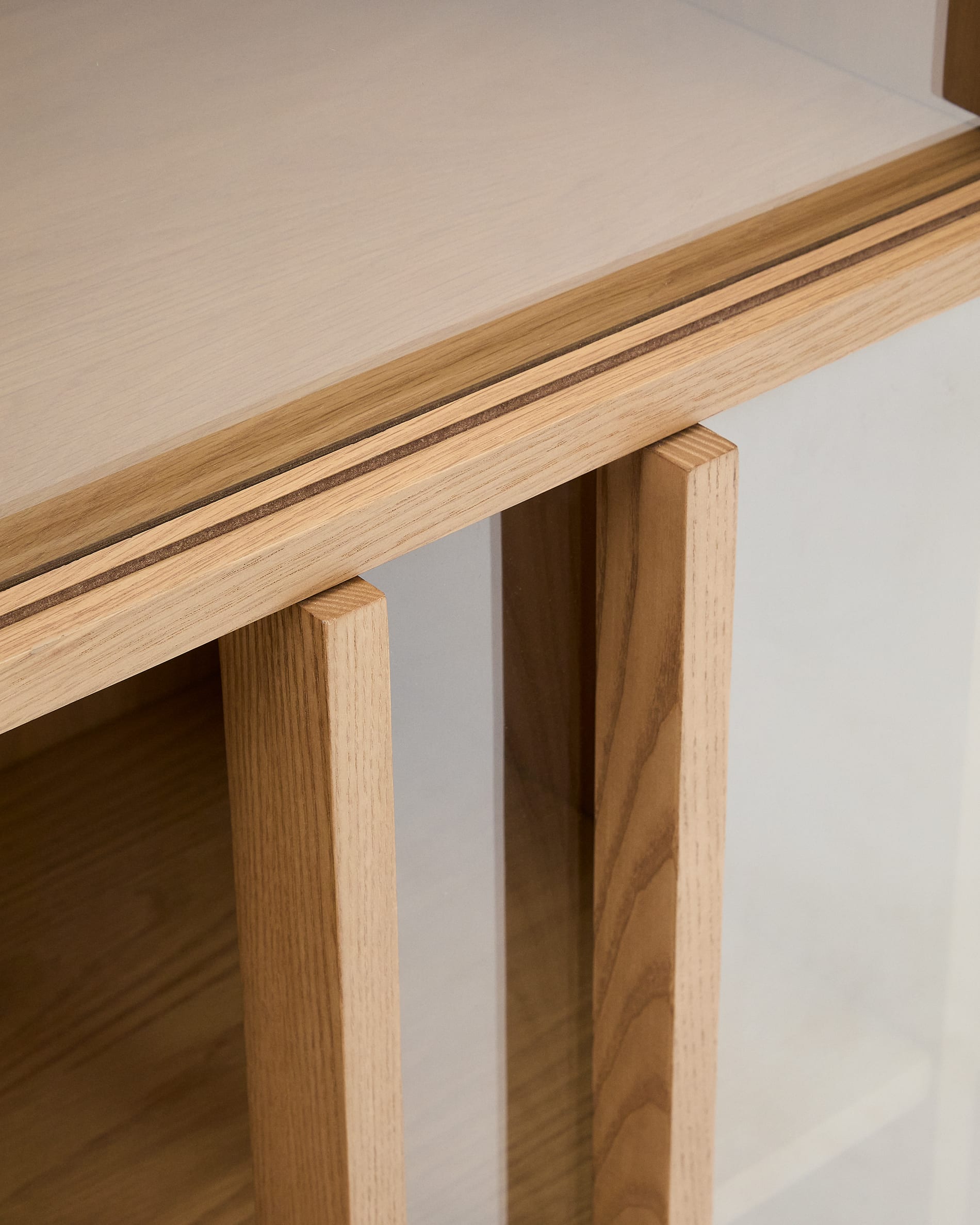 Stilvolle Vitrine Helvine von Kave Home: 4 Türen, 2 Schubladen, Eichenfurnier, gehärtetes Glas, FSC-zertifiziert, 100 x 174 cm – ideal für Ihre Sammlungen.