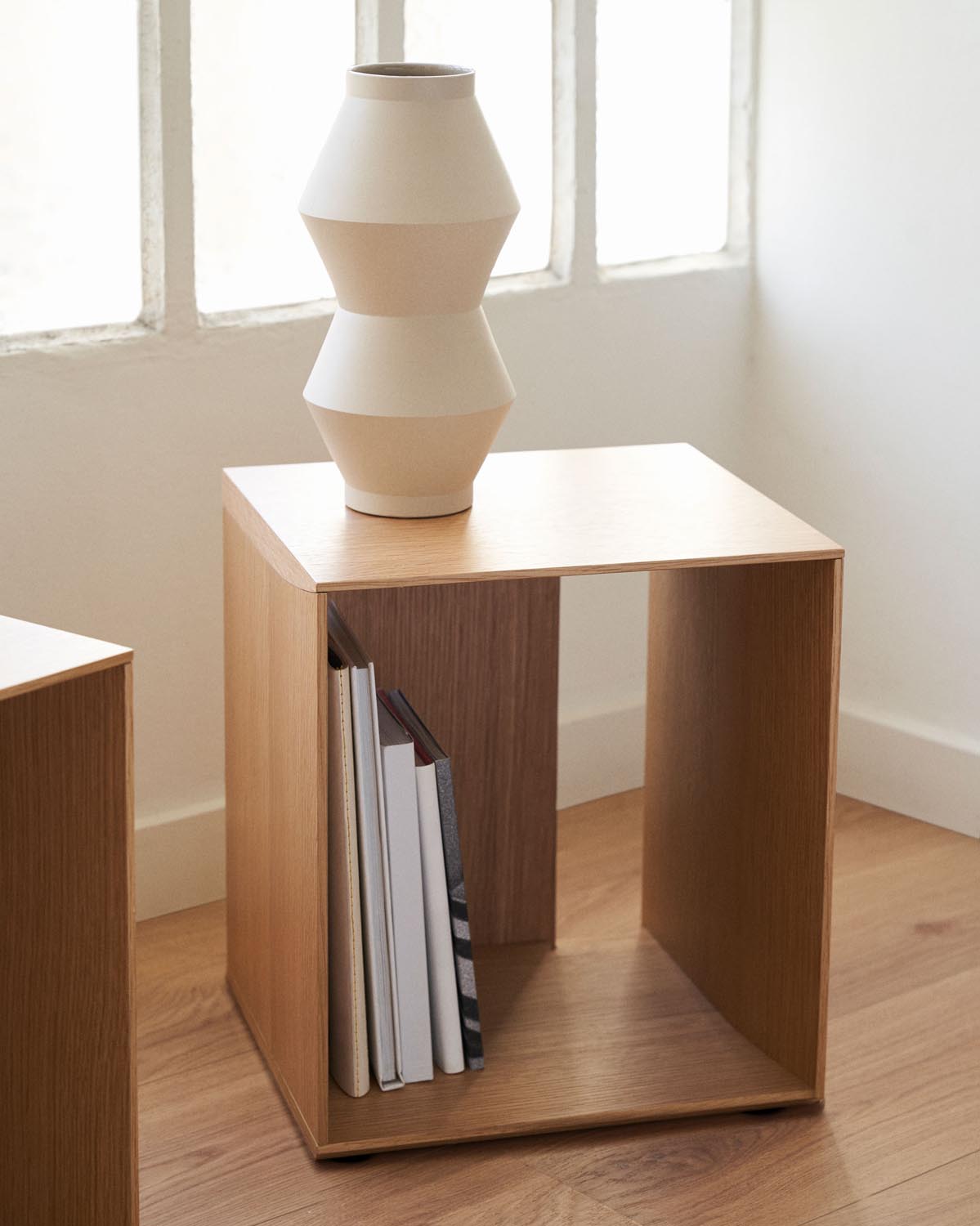 Kave Home Litto Regalmodul: Kompaktes Design in edlem Nussholz.