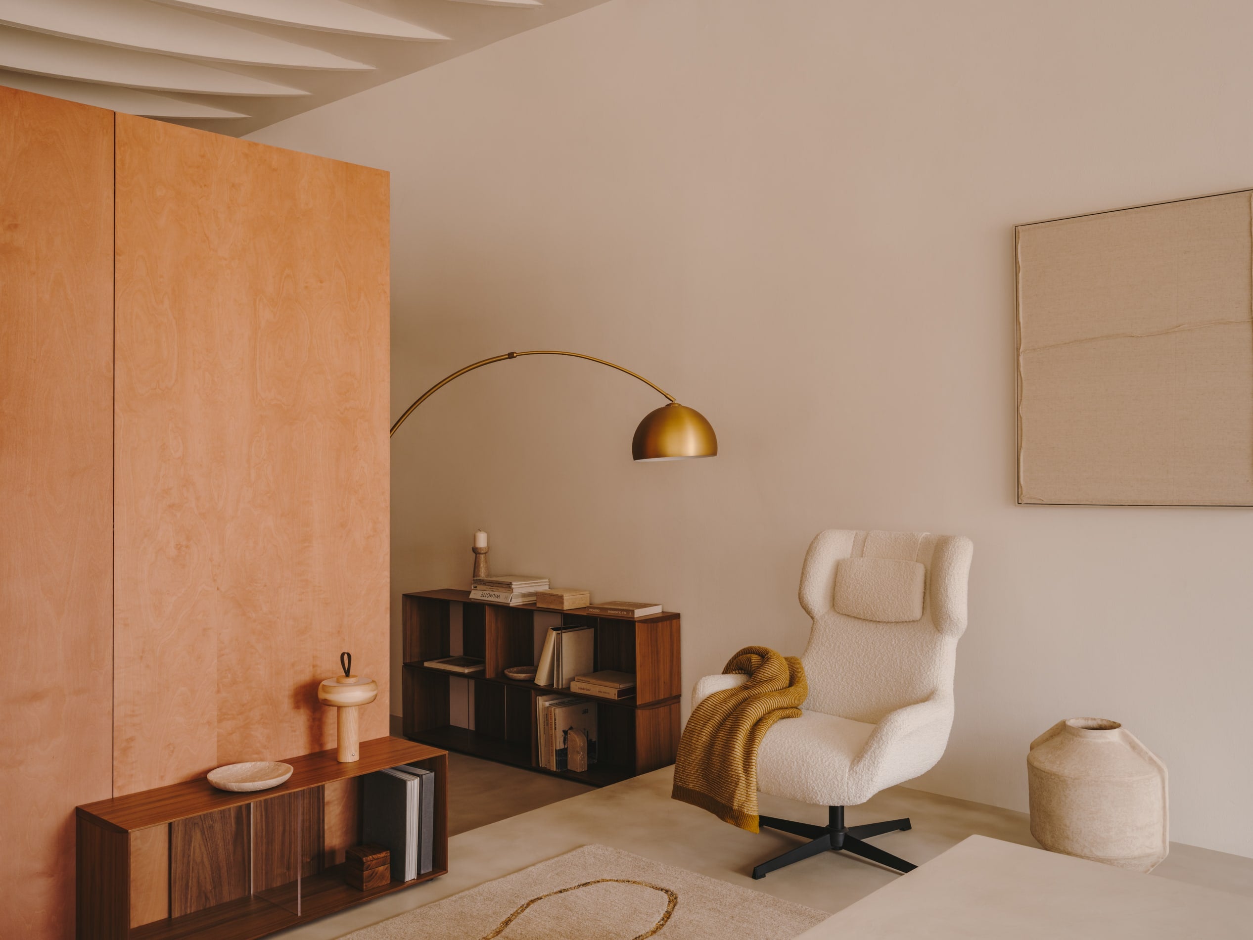 Elegantes Regalmodul aus hochwertigem Nussholzfurnier, ideal für stilvolle Aufbewahrung und modernes Wohndesign.