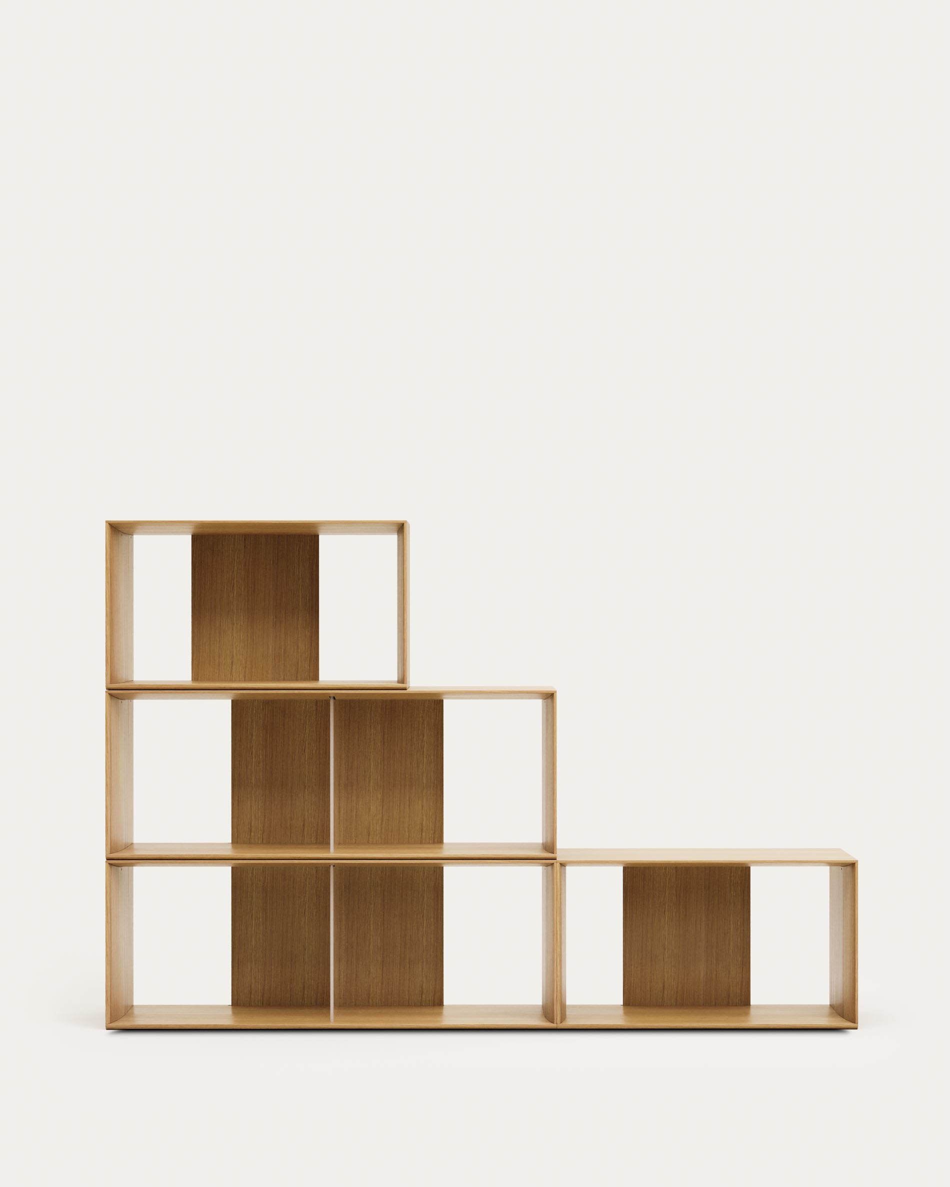 Das Litto Set von Kave Home umfasst 4 modulare Regale aus Eichenfurnier, perfekt für vielseitige und elegante Einrichtungslösungen.