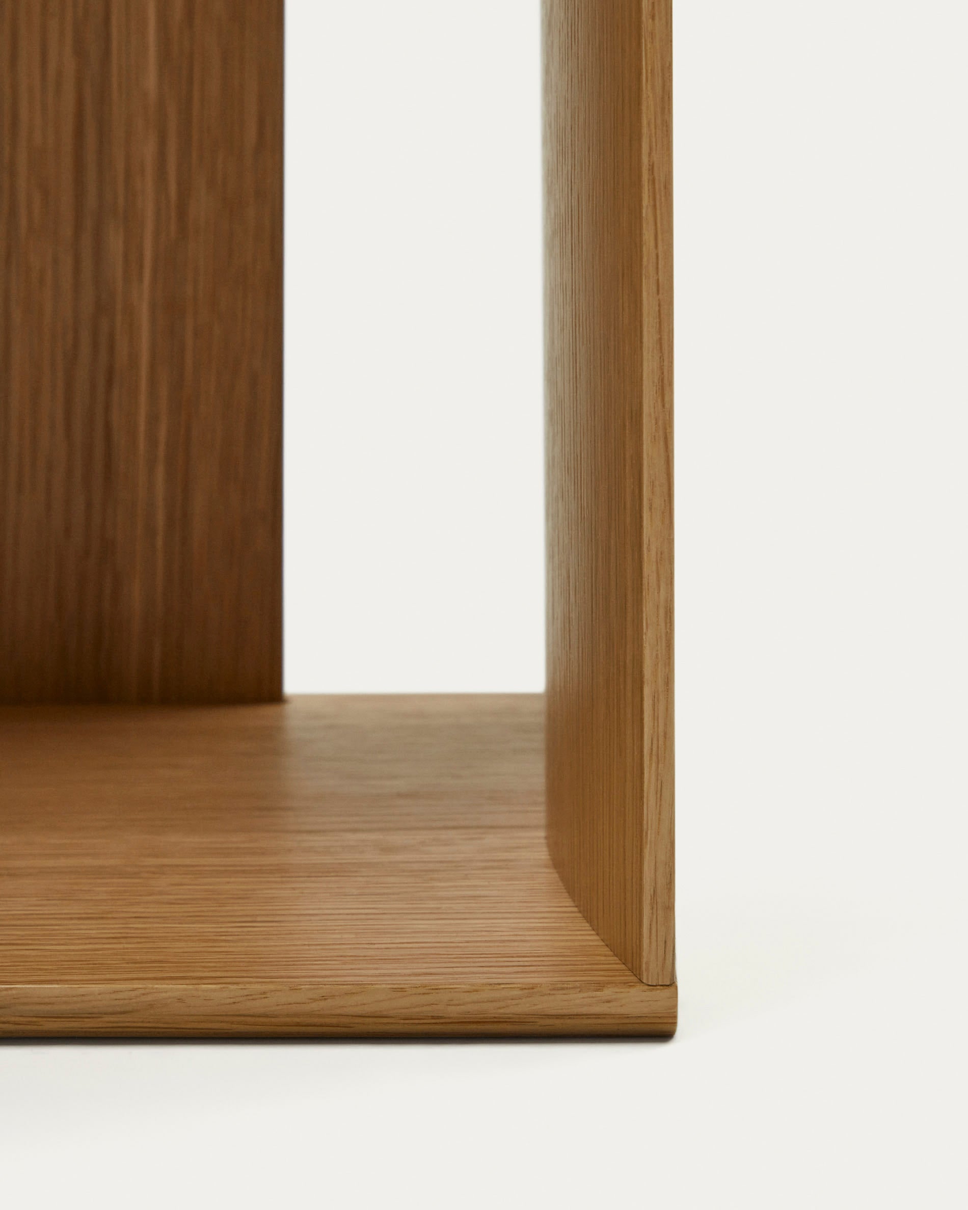 Modulares Regalset aus hochwertigem Eichenfurnier, individuell gestaltbar, perfekt für Bücher, Deko und mehr – stilvoll und funktional.