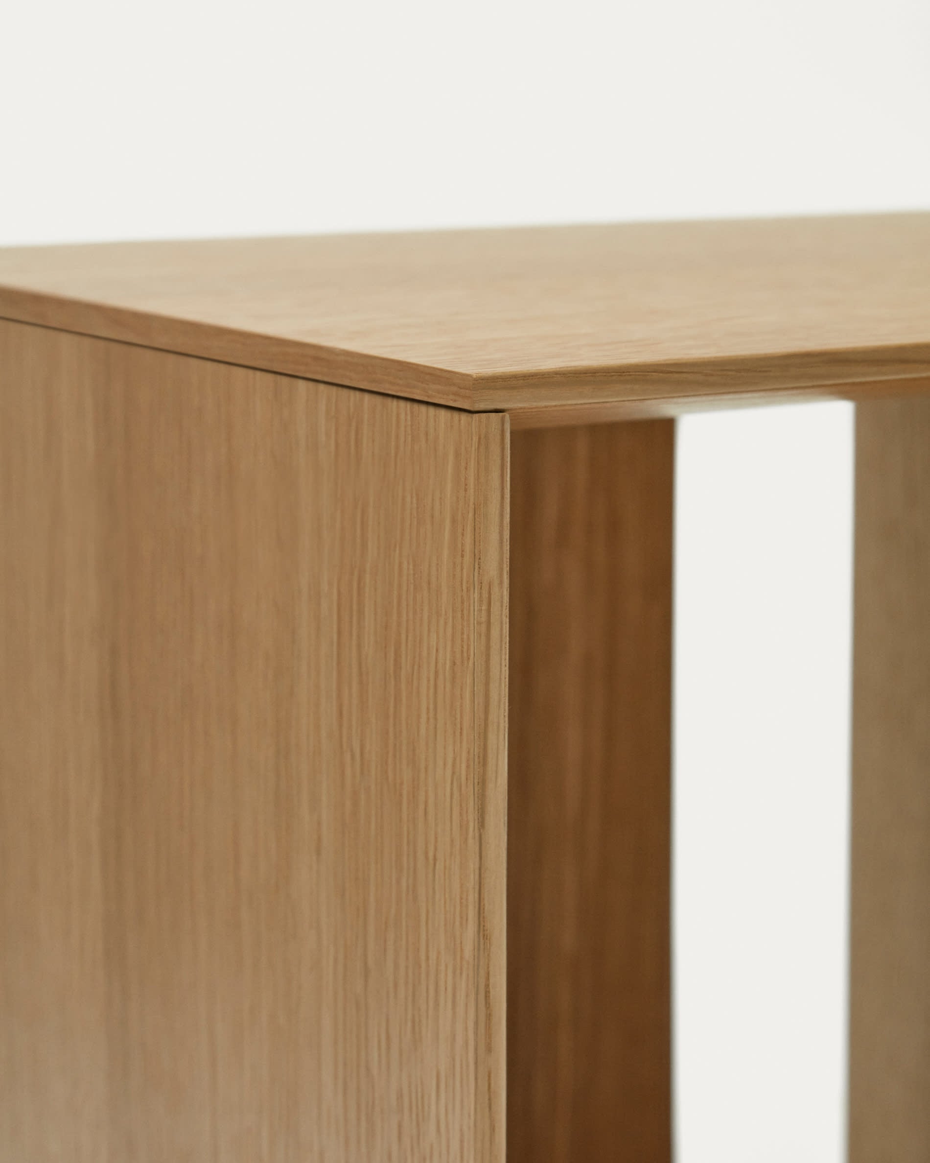 Flexibles Regalset aus 6 Eichenfurnier-Modulen, ideal für kreative Raumgestaltung. Stilvoll, langlebig und anpassbar für jeden Wohnbereich.