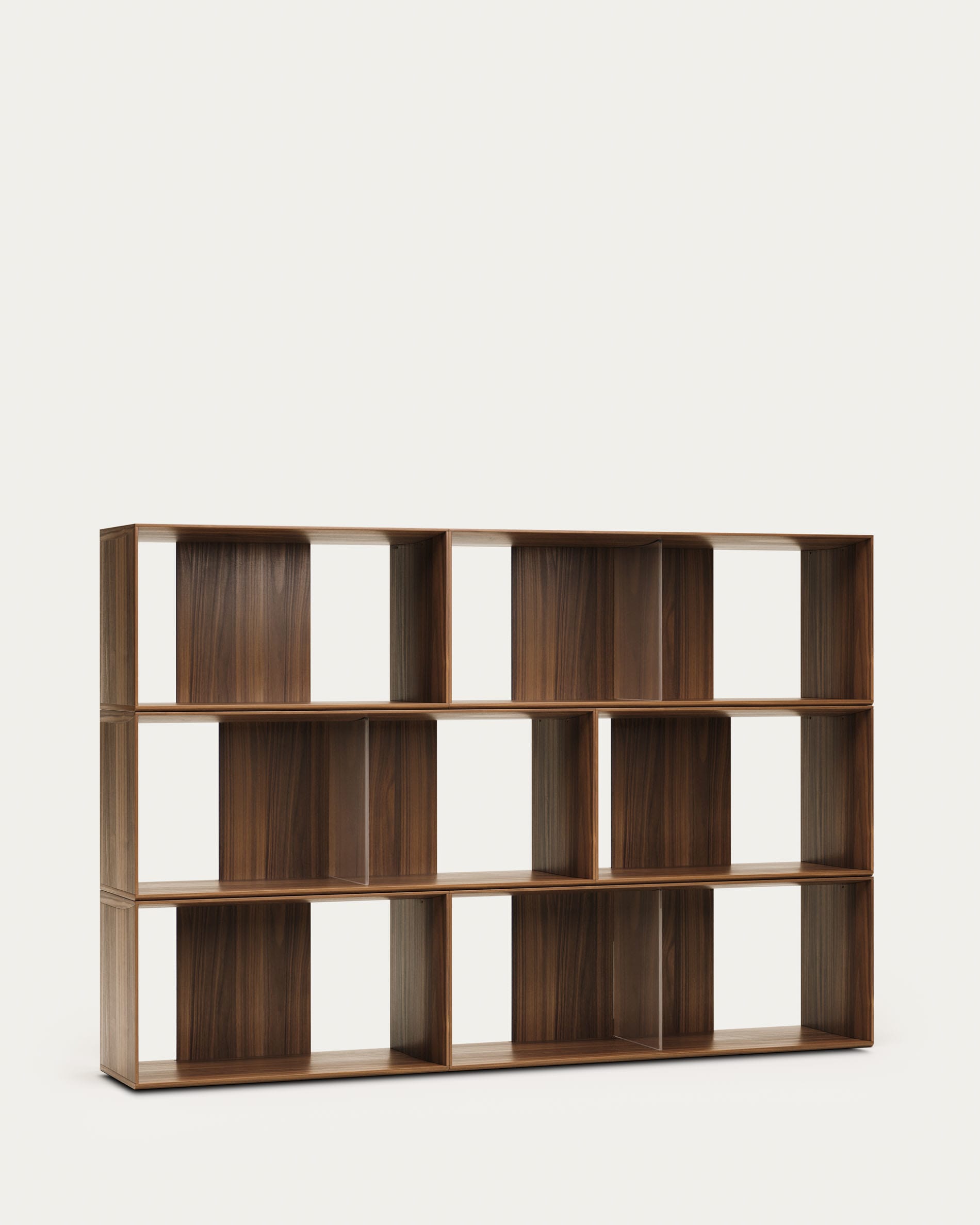 Das Litto Set umfasst 6 modulare Regale aus hochwertigem Nussholzfurnier, perfekt für elegante und vielseitige Einrichtung.