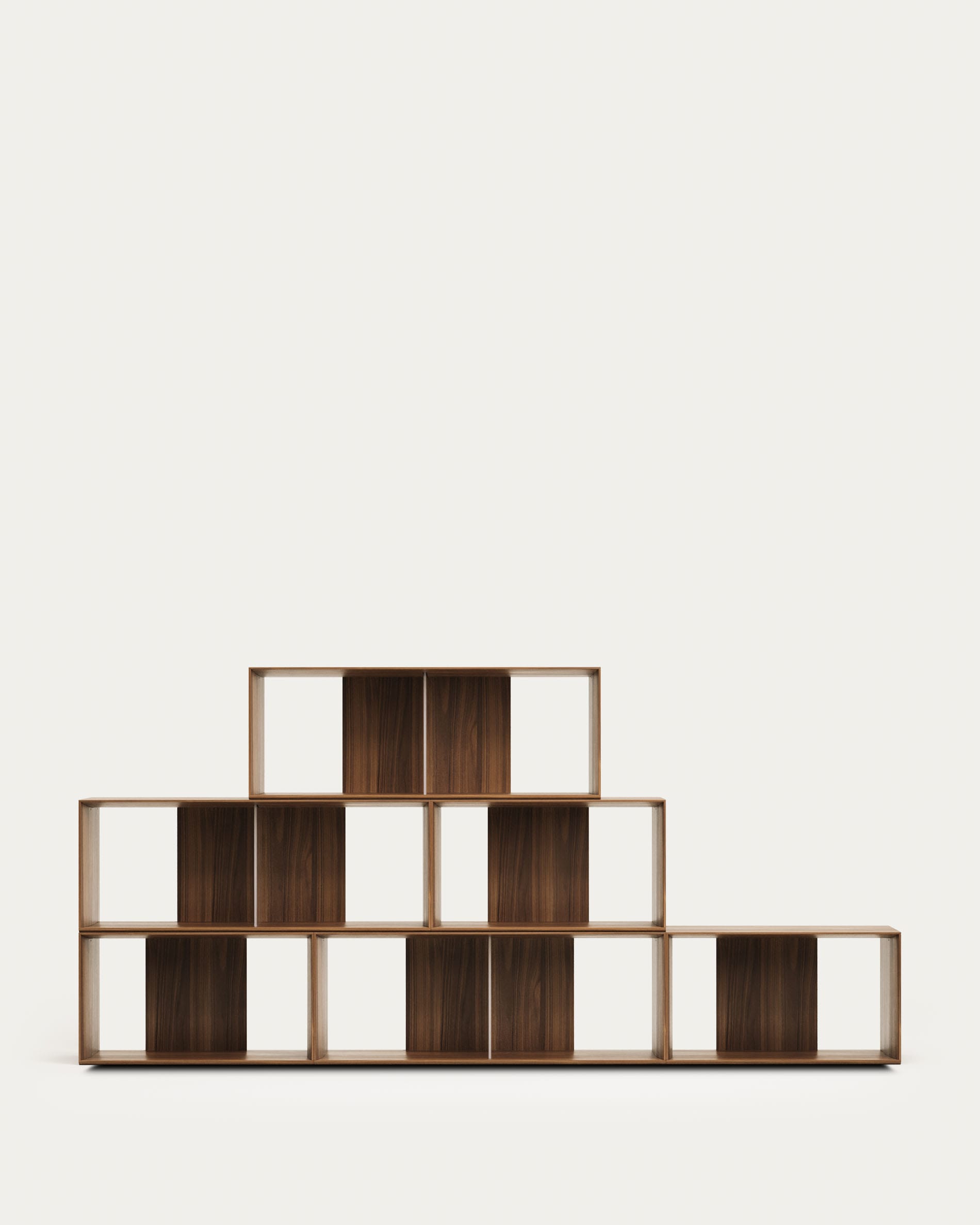 Das Litto Set umfasst 6 modulare Regale aus hochwertigem Nussholzfurnier, perfekt für eine elegante und anpassbare Einrichtung.