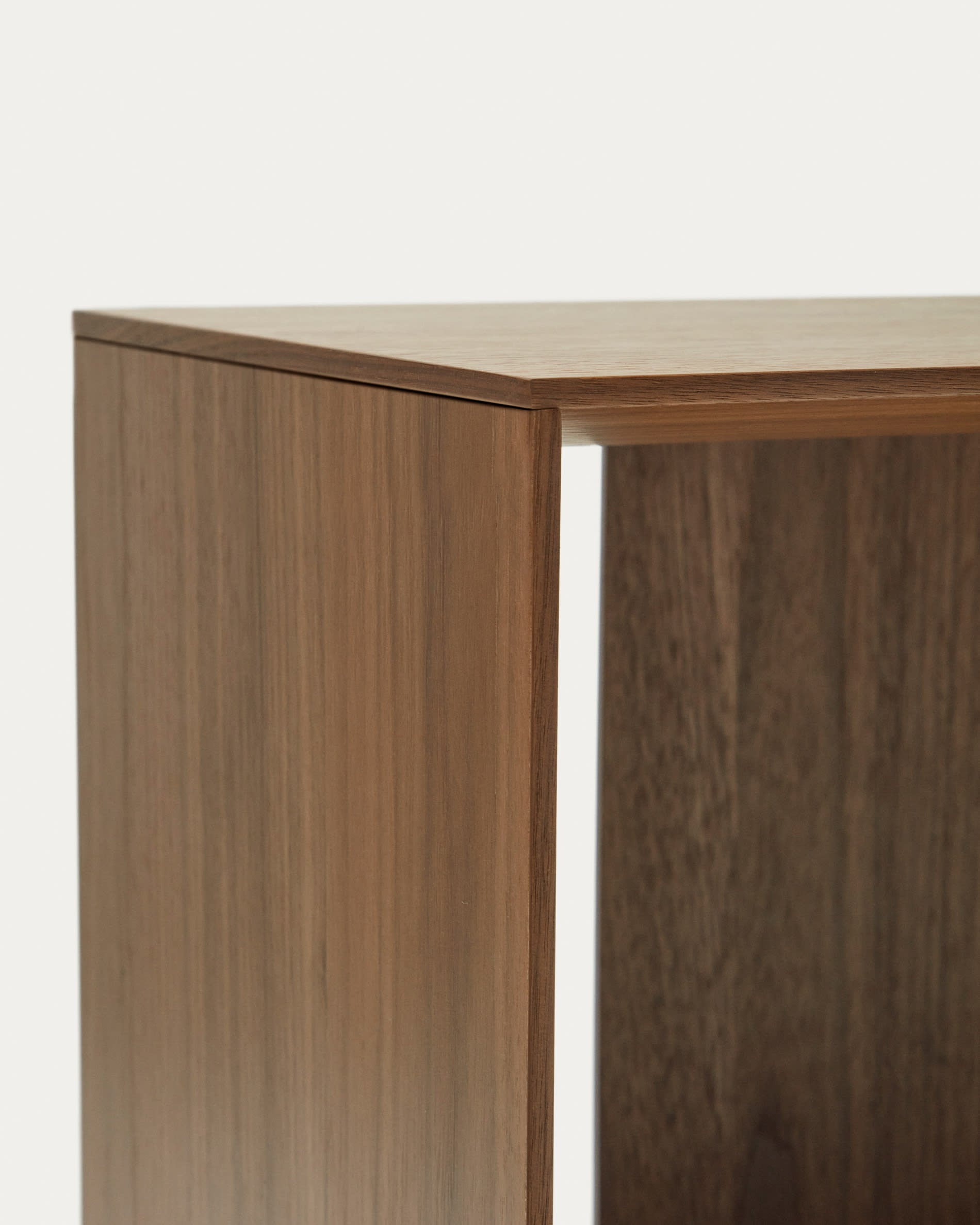 Modulares Regalset aus 9 Teilen in hochwertigem Nussholzfurnier, ideal für kreative Raumgestaltungen und stilvolle Akzente.