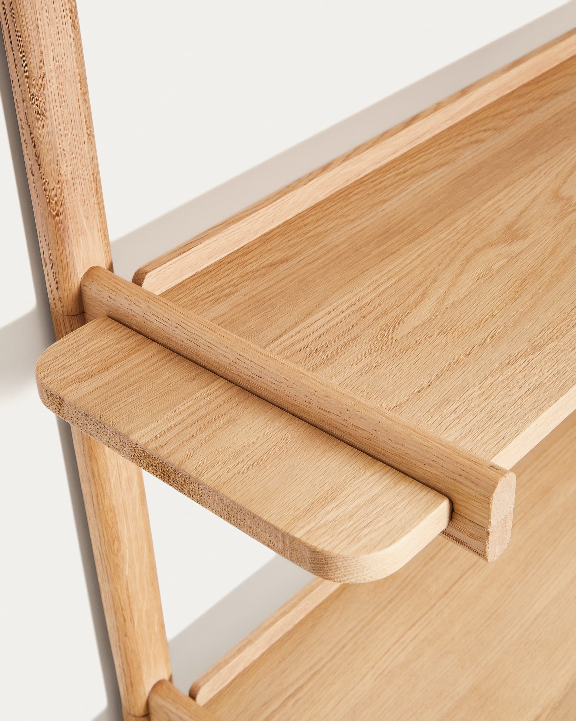 Elegantes Sitra Regal aus massivem Eichenholz mit 3 Regalbrettern, 110 cm, in natürlichem Finish – perfekt für stilvolle Aufbewahrung und Präsentation.