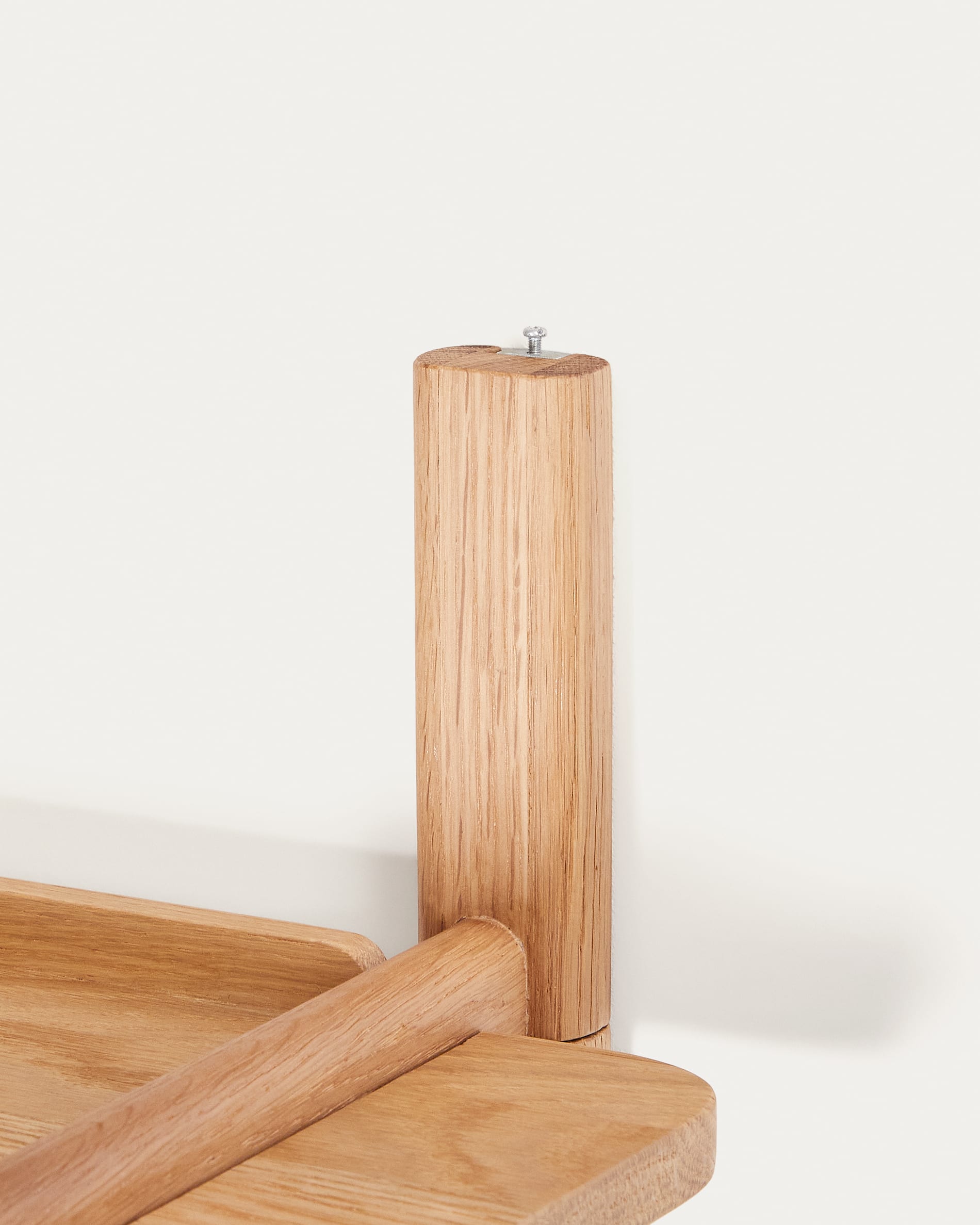 Entdecke das Sitra Regal von Kave Home: 90 cm, aus massivem Eichenholz, flexibel und nachhaltig – perfektes Design für dein Zuhause.