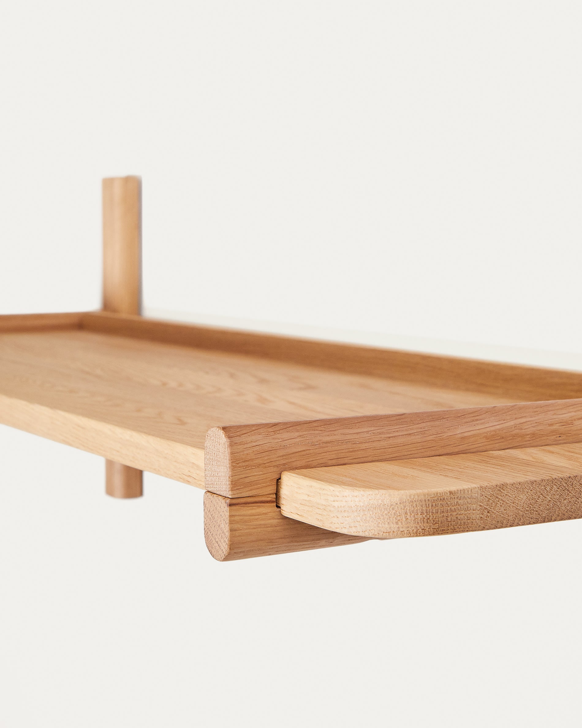 Entdecke das Sitra Regalbrett aus hochwertigem Eichenholz, 90 cm lang. Perfekt für eine flexible und umweltbewusste Wohnraumgestaltung.