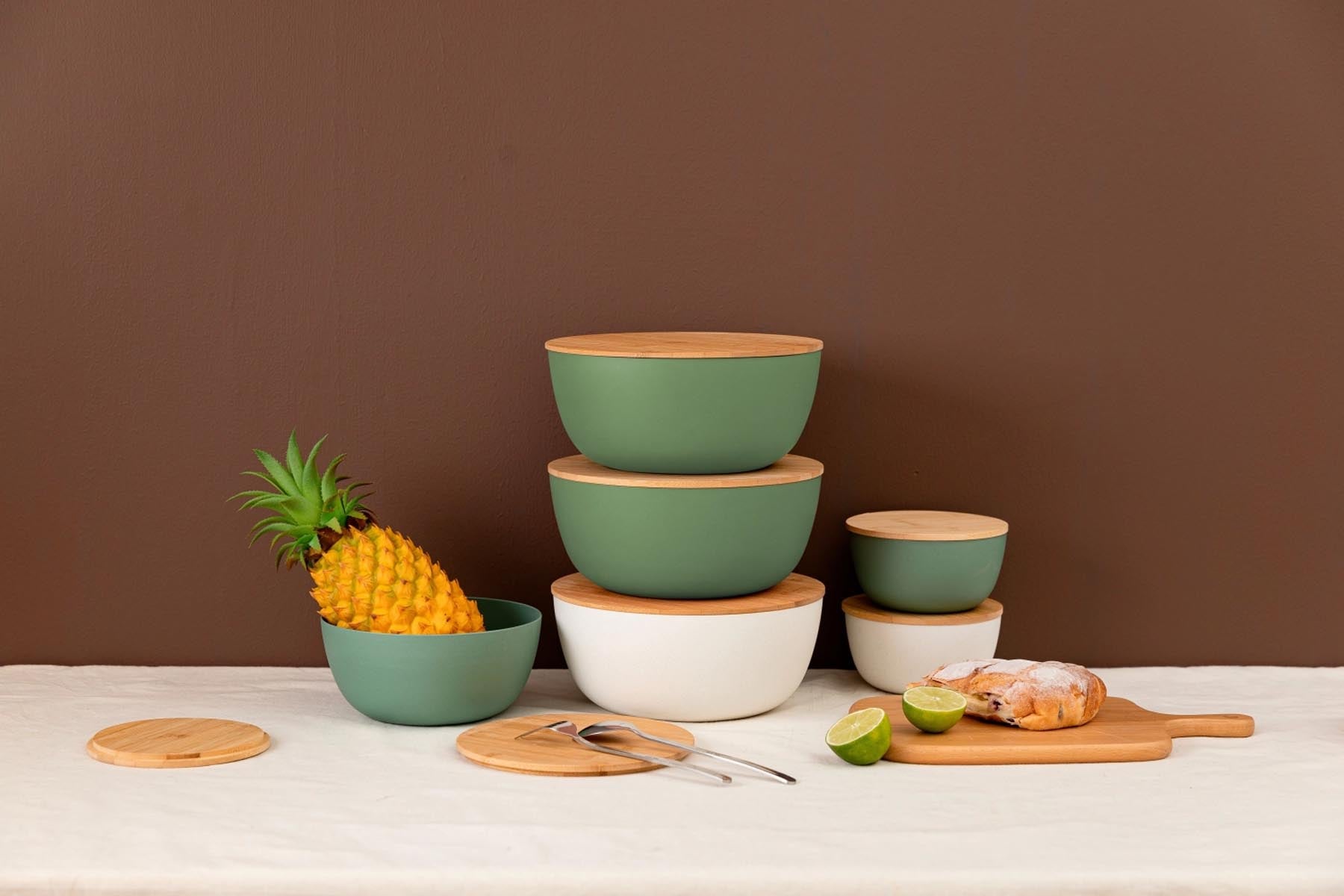 Elegante Salatschüssel in Creme mit praktischem Bambusdeckel, Durchmesser 19 cm, ideal für stilvolles Servieren und Frischhalten von Salaten.