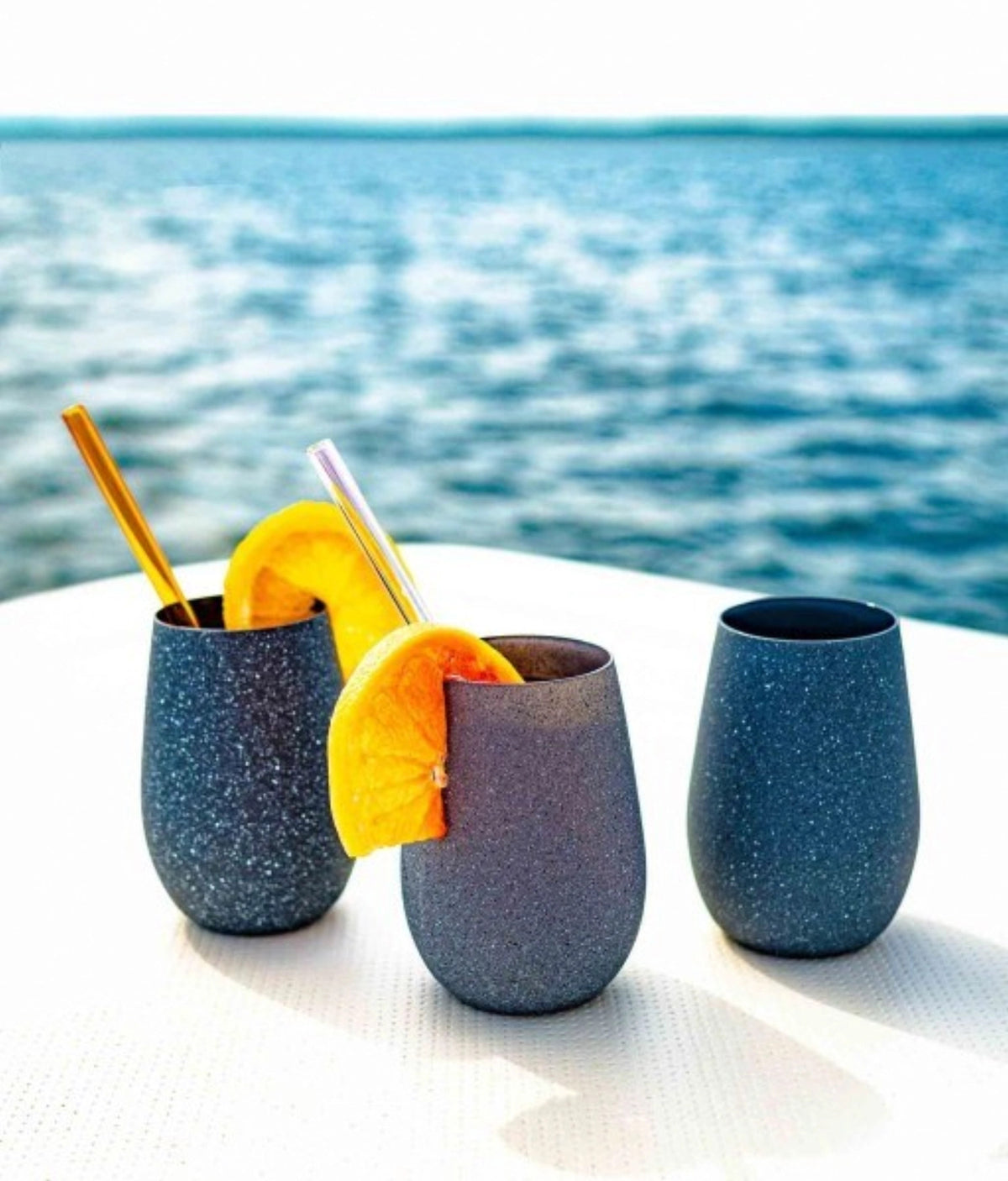 Longdrinkbecher Stones Basalt von Stölzle aus Glas in dunkelgrauer Steinoptik, bauchige Form, 465 ml Fassungsvermögen, silberfarben