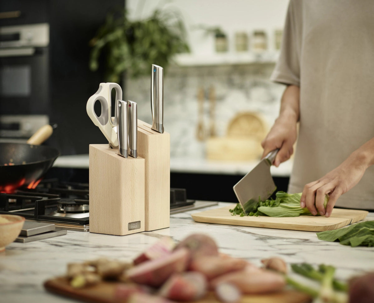 Elevate Fusion 5er-Block Messer & Schere in Beige präsentiert im Onlineshop von KAQTU Design AG. Messerblock ist von Joseph Joseph