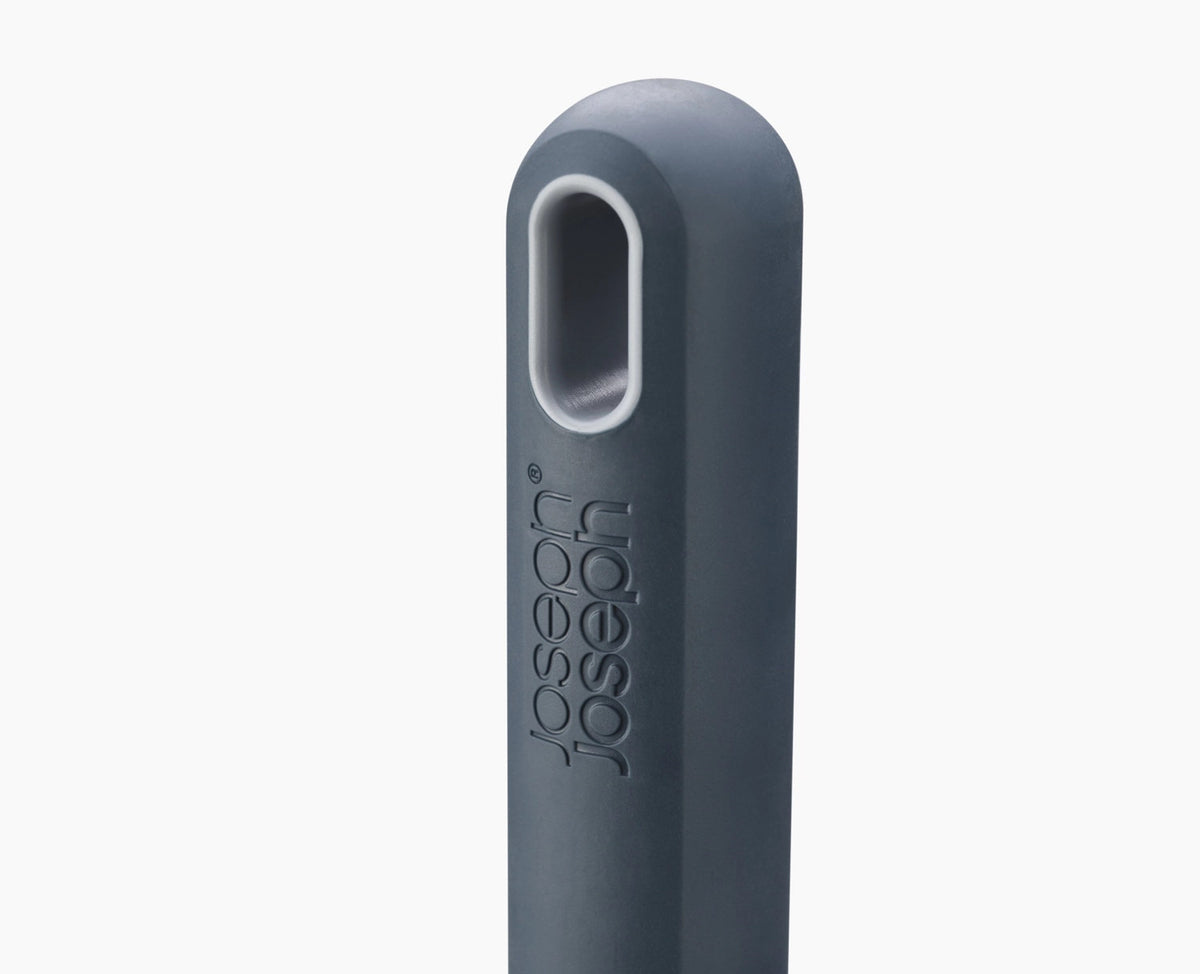 CleanStore Besen mit langen Borsten Blau in Blau präsentiert im Onlineshop von KAQTU Design AG. Besen ist von Joseph Joseph