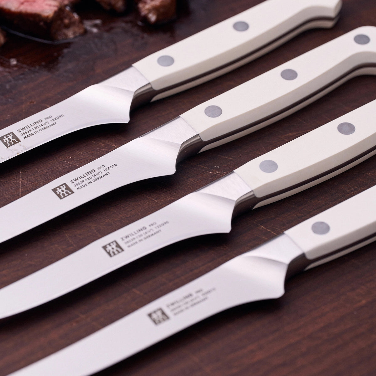 Pro le blanc Steakmesserset 4tlg. in Weiss präsentiert im Onlineshop von KAQTU Design AG. Küchenmesser ist von Zwilling Kitchen