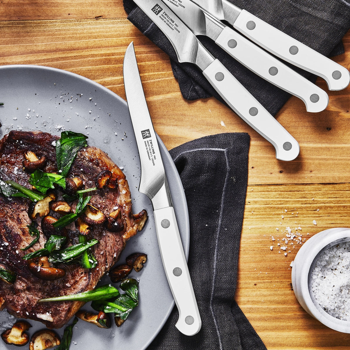Pro le blanc Steakmesserset 4tlg. in Weiss präsentiert im Onlineshop von KAQTU Design AG. Küchenmesser ist von Zwilling Kitchen