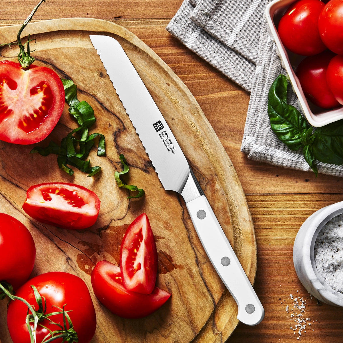 Pro le blanc Universalmesser 130mm in Weiss präsentiert im Onlineshop von KAQTU Design AG. Küchenmesser ist von Zwilling Kitchen