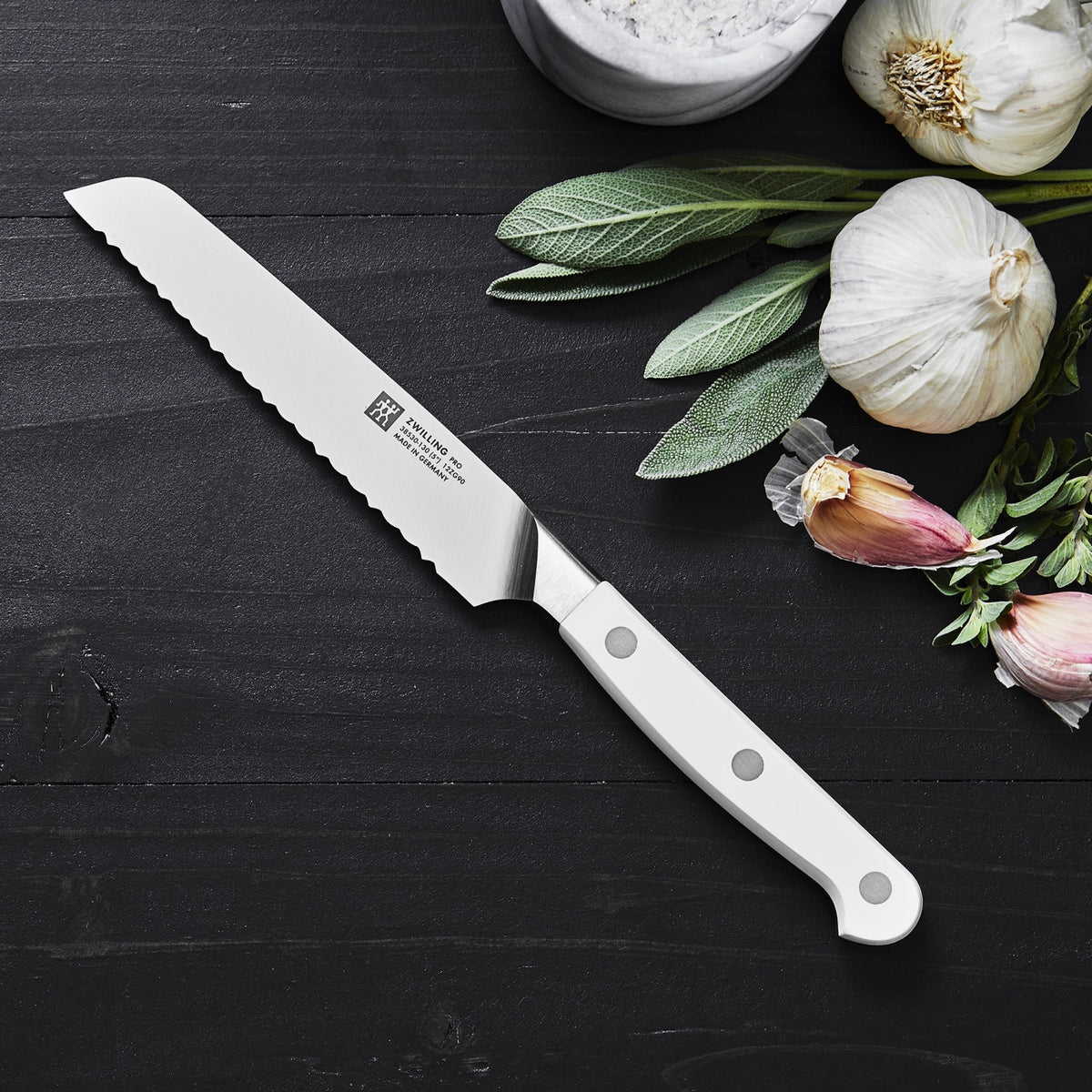 Pro le blanc Universalmesser 130mm in Weiss präsentiert im Onlineshop von KAQTU Design AG. Küchenmesser ist von Zwilling Kitchen