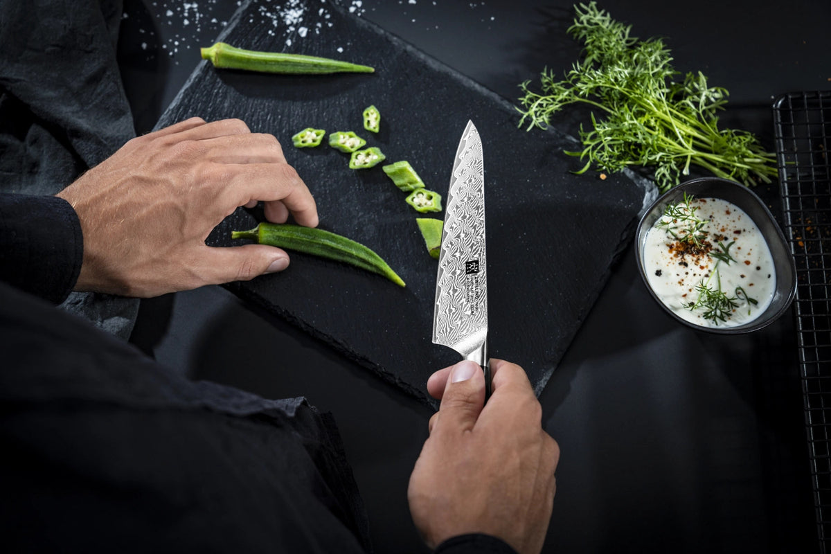 Tanrei Kochmesser compact 140mm in Schwarz präsentiert im Onlineshop von KAQTU Design AG. Damastmesser ist von Zwilling Kitchen