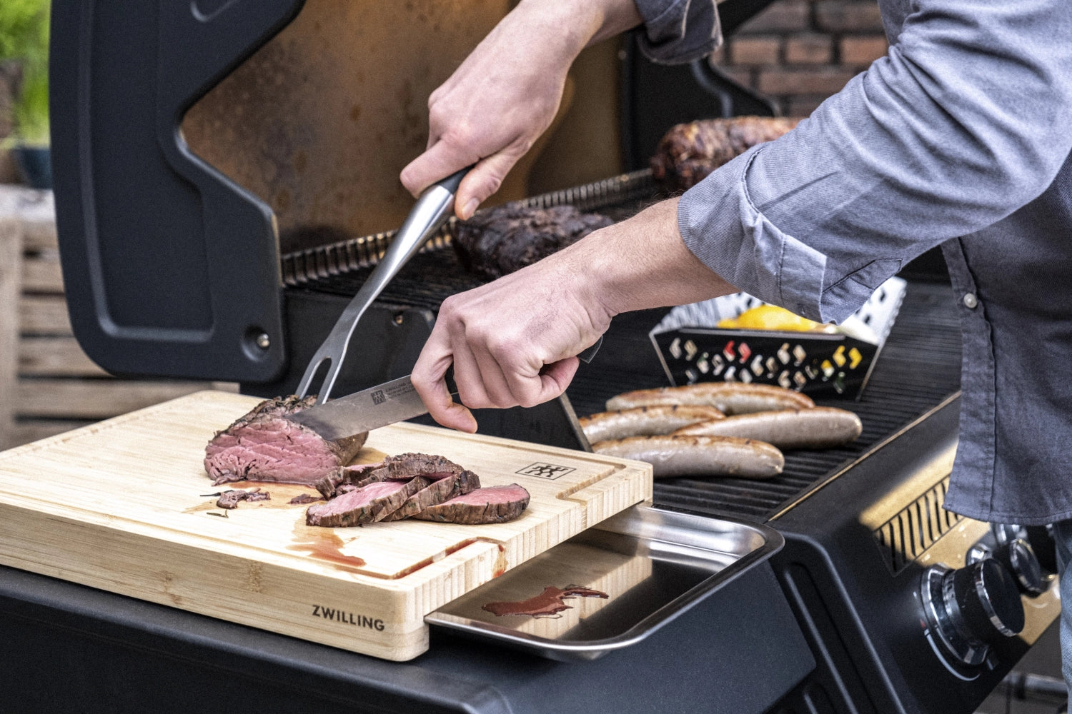 Elegantes Bambus-Schneidebrett BBQ+ mit integrierter Schublade, 39x30cm, perfekt für Grillvorbereitungen und Küchenarbeiten.
