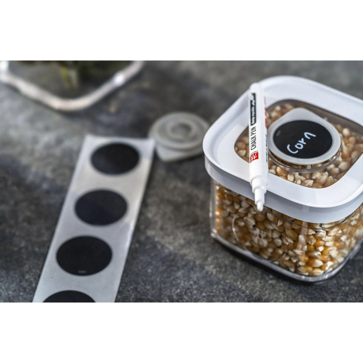 11tlg Cube NFC Etiketten und Kreidestiftset in Schwarz präsentiert im Onlineshop von KAQTU Design AG. Aufbewahrungsbeutel ist von Zwilling