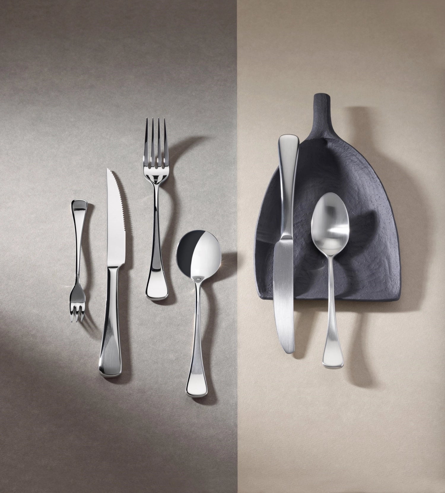 Glänzender Edelstahl-Löffel aus der Arles-Serie von Revol, ideal für Suppen und Desserts, vereint Eleganz und Funktionalität.