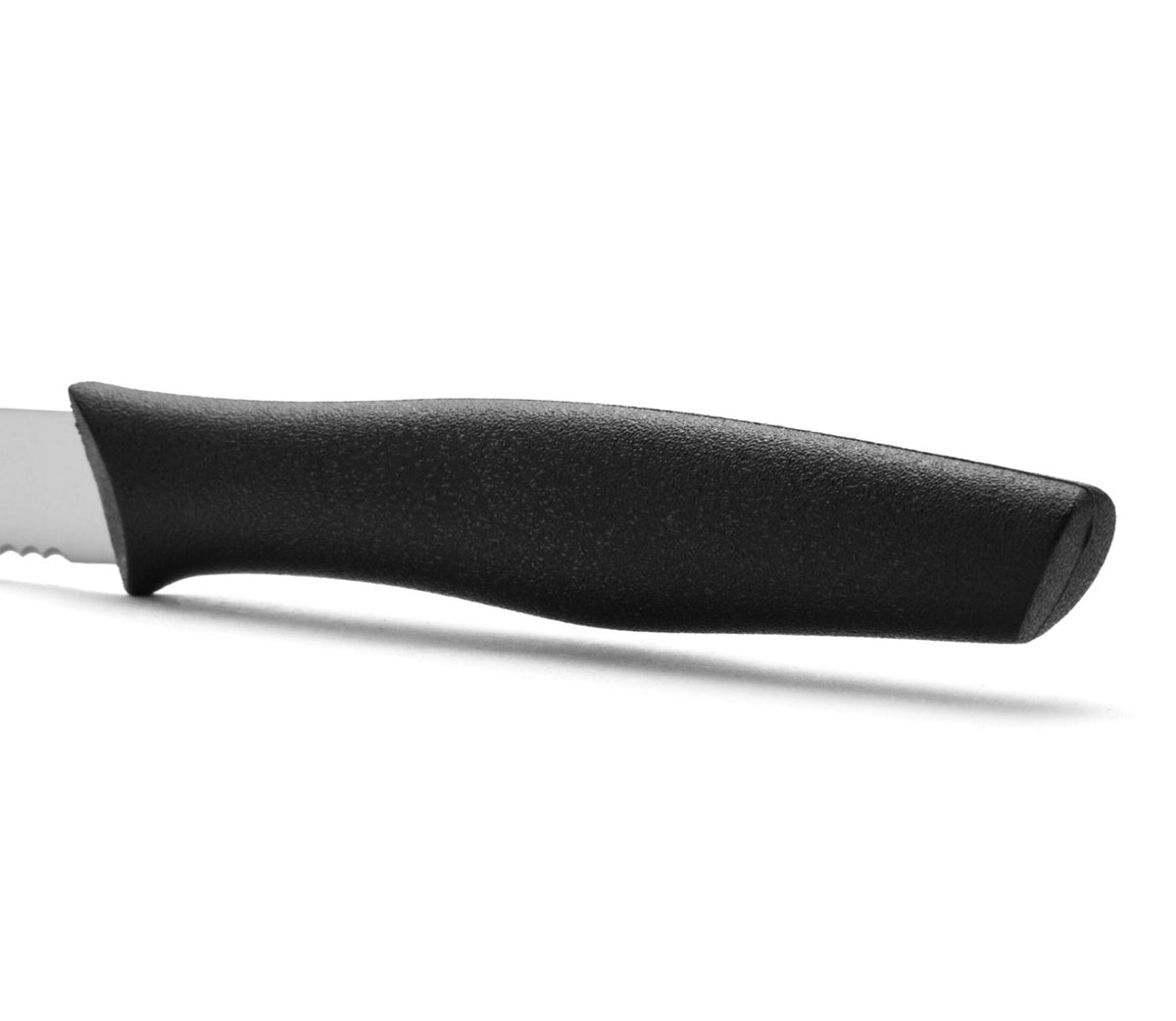 Nova Rüstmesser mit Wellenschliff Klinge 10cm Griff schwarz in Schwarz präsentiert im Onlineshop von KAQTU Design AG. Küchenmesser ist von Arcos