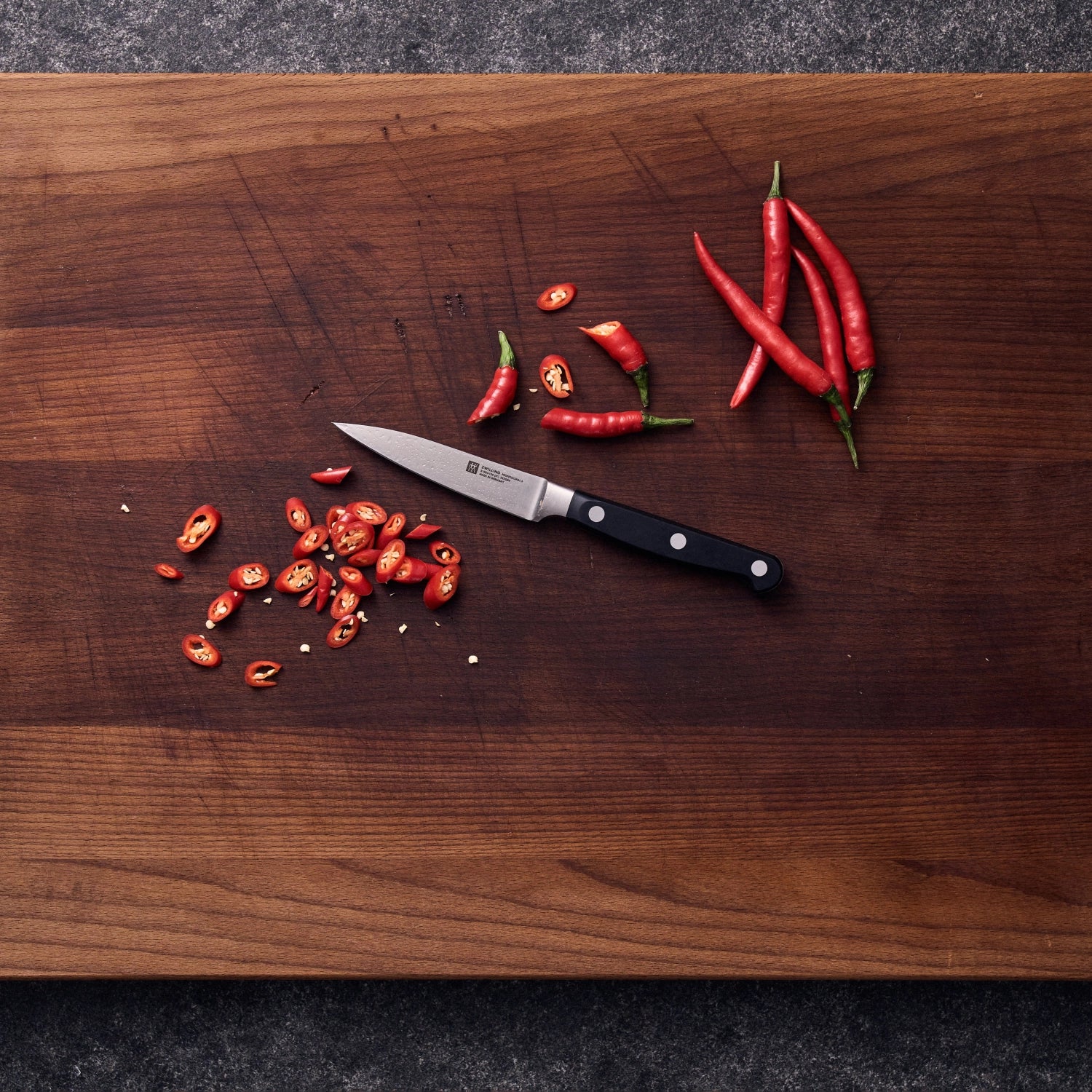 Entdecken Sie das Professional "S" Spick- und Garniermesser 100 mm von Zwilling – Ihr perfekter Partner für präzise Schneidarbeiten in der Küche.