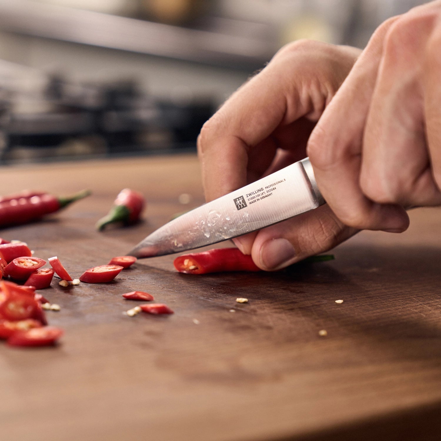 Entdecken Sie das Professional "S" Spick- und Garniermesser 100 mm von Zwilling – Ihr perfekter Partner für präzise Schneidarbeiten in der Küche.