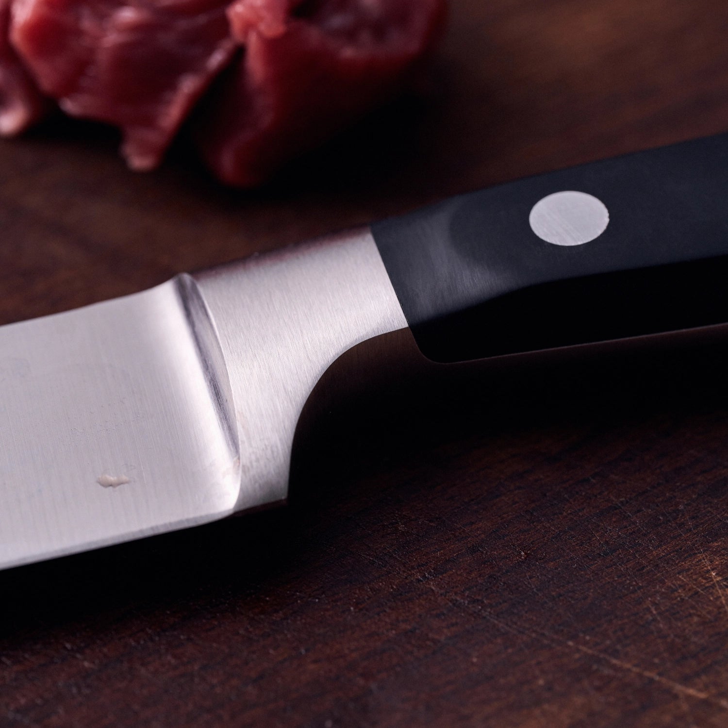 Erleben Sie das Professional "S" Fleischmesser 200 mm von Zwilling Kitchen – ein Meisterwerk aus hochwertigem Stahl für perfekte Schnitte und optimale Handhabung.