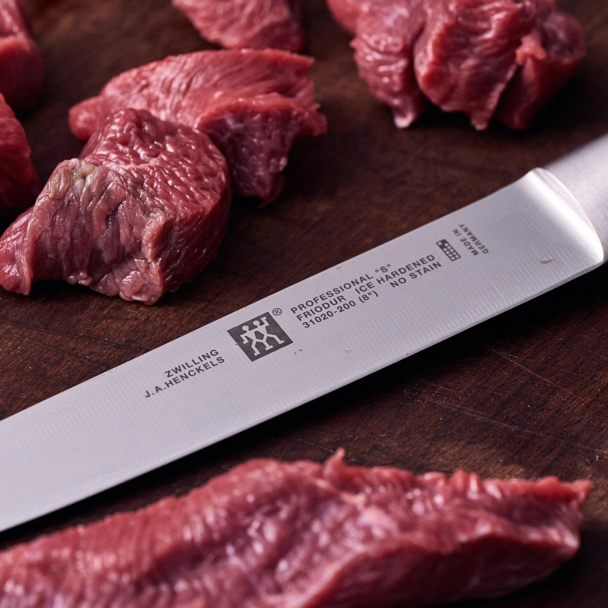 Professional "S" Fleischmesser 200 mm in Schwarz präsentiert im Onlineshop von KAQTU Design AG. Küchenmesser ist von Zwilling Kitchen