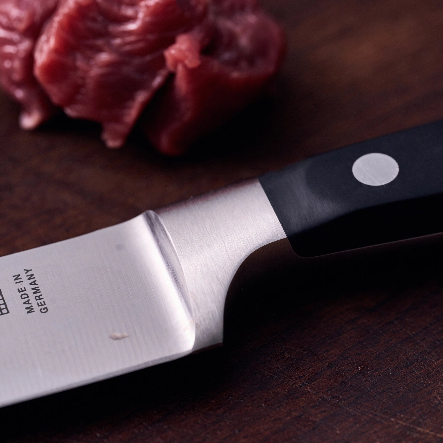 Entdecken Sie das Professional "S" Fleischmesser 200 mm von Zwilling Kitchen – für präzise Schnitte und langlebige Qualität in Ihrer Küche.