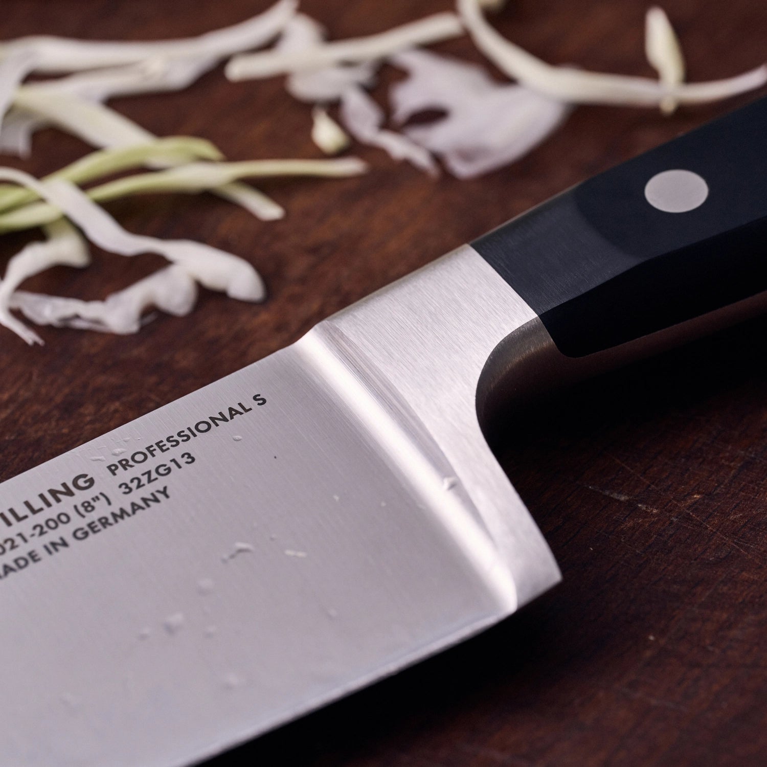 Erleben Sie das Zwilling Professional "S" Kochmesser 200 mm – perfektes Werkzeug für präzise Schnitte, mit ergonomischem Griff und erstklassiger Verarbeitung.