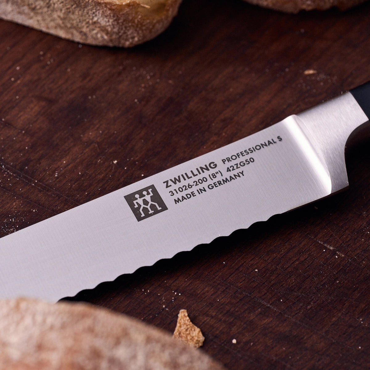 Professional "S" Brotmesser 200 mm in Schwarz präsentiert im Onlineshop von KAQTU Design AG. Küchenmesser ist von Zwilling Kitchen