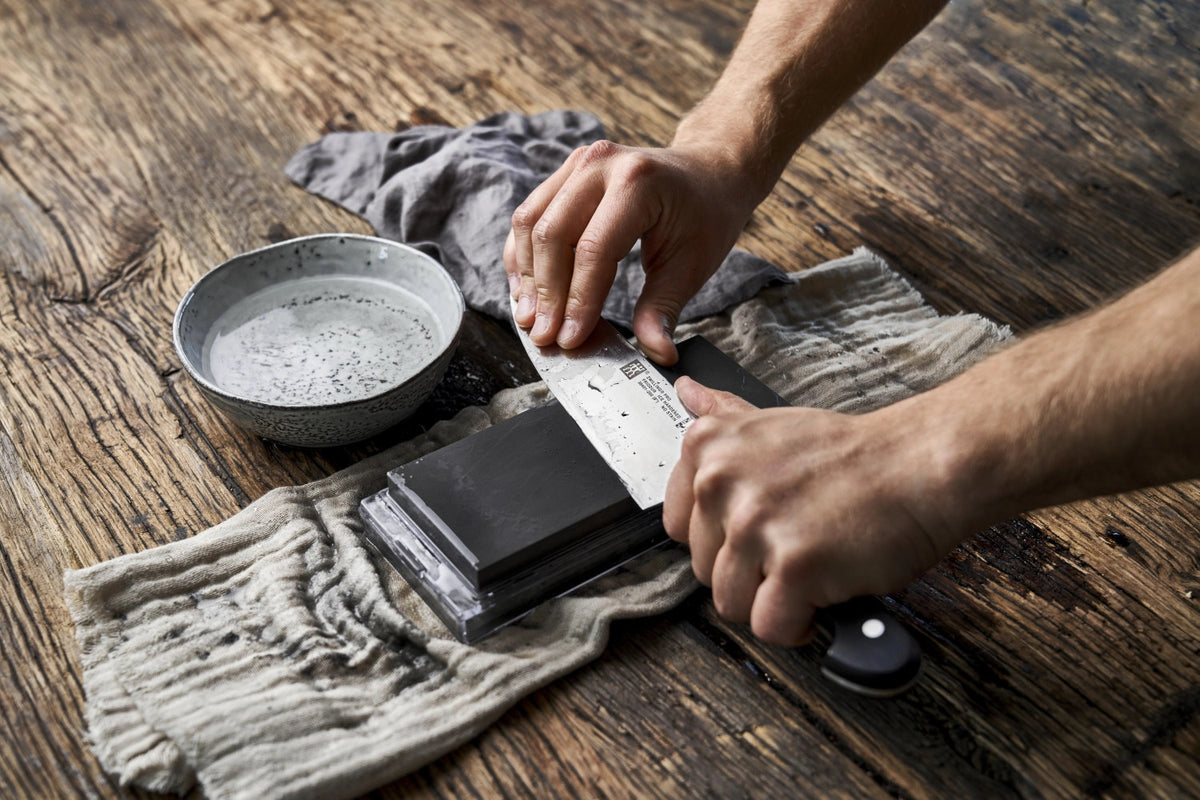 Wetzstein TWIN Finishing Stone Pro 3000/8000 in Schwarz präsentiert im Onlineshop von KAQTU Design AG. Küchenmesser ist von Zwilling Kitchen